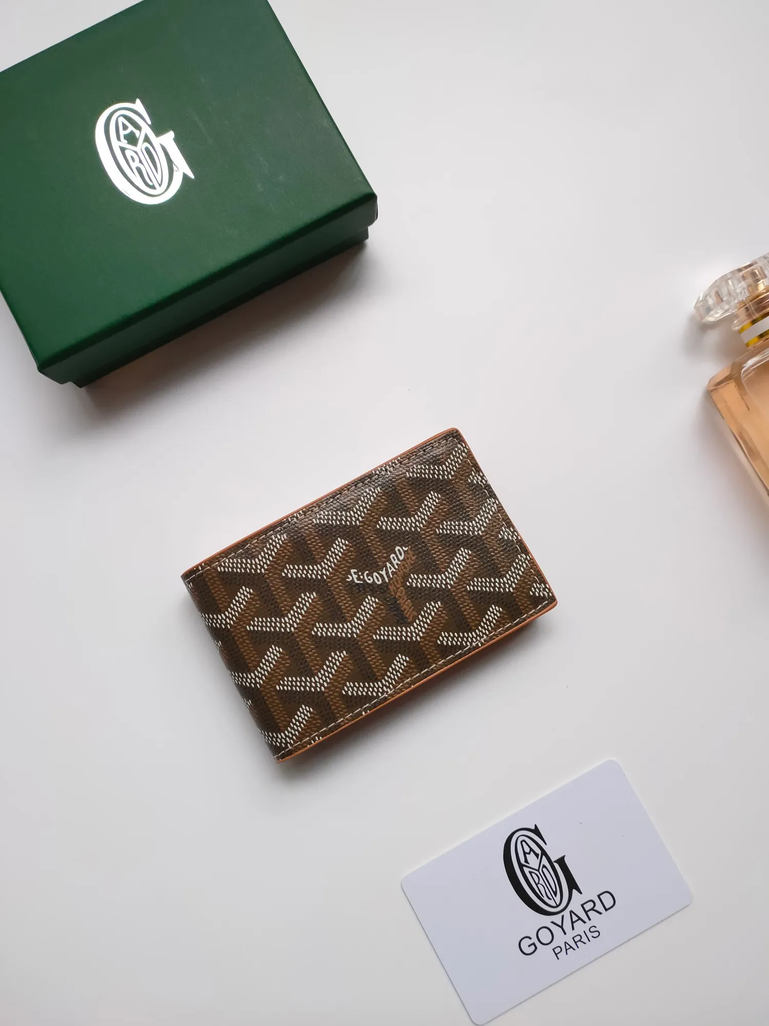 ￥110 Insert Victoire card holder can not only be used alone, but can also be inserted into the Victoire wallet to add more card storage space. Goyardine canvas & Vauzelles calfskin Style number: 9638 Size: 7.1 cmx0.5 cmx10 cm