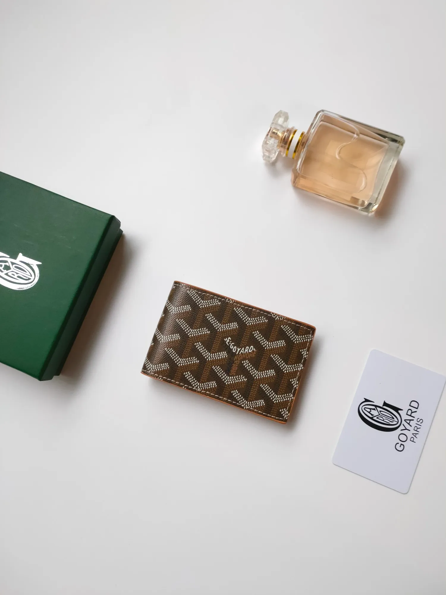￥110 Insert Victoire card holder can not only be used alone, but can also be inserted into the Victoire wallet to add more card storage space. Goyardine canvas & Vauzelles calfskin Style number: 9638 Size: 7.1 cmx0.5 cmx10 cm