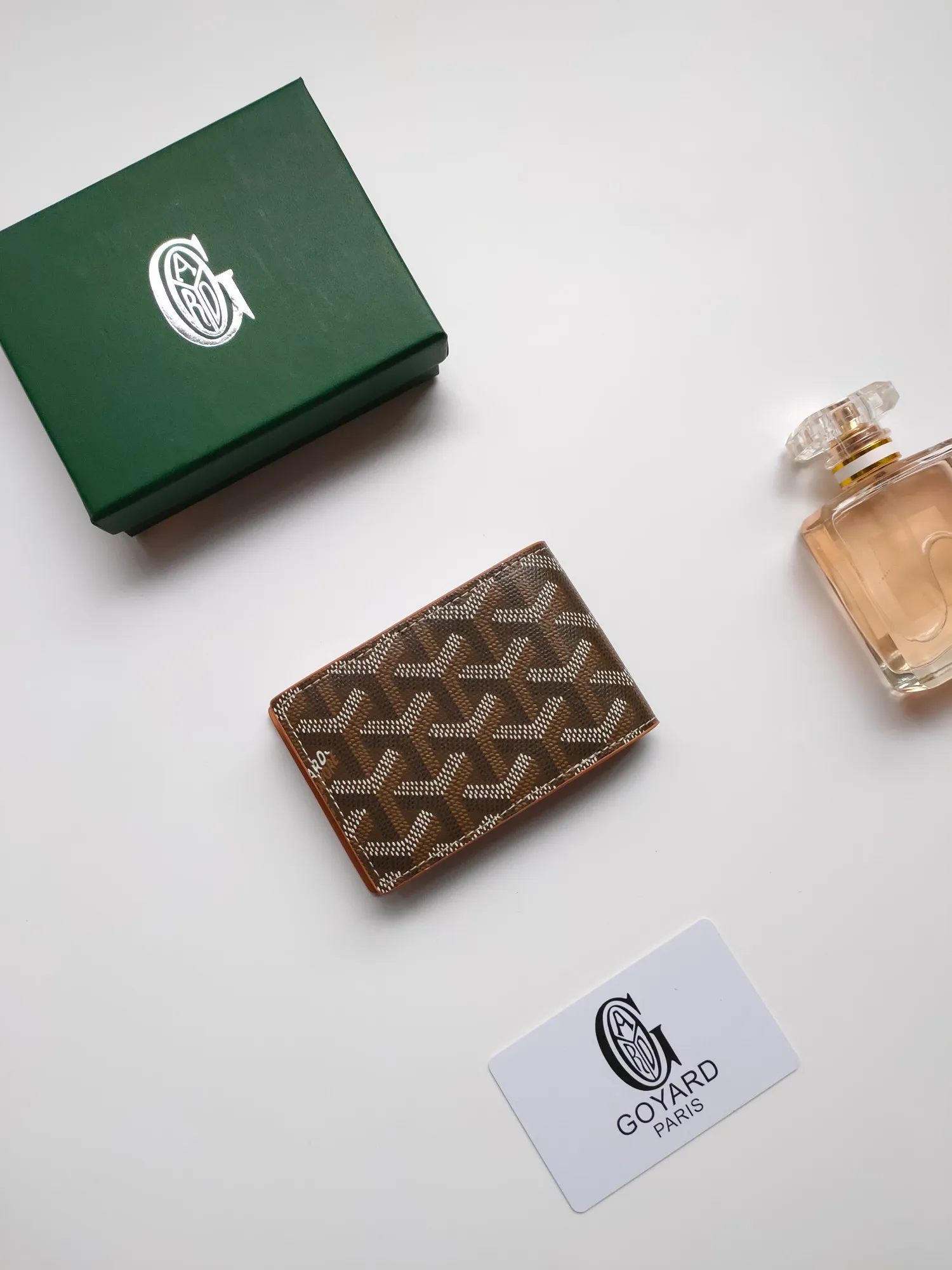 ￥110 Insert Victoire card holder can not only be used alone, but can also be inserted into the Victoire wallet to add more card storage space. Goyardine canvas & Vauzelles calfskin Style number: 9638 Size: 7.1 cmx0.5 cmx10 cm