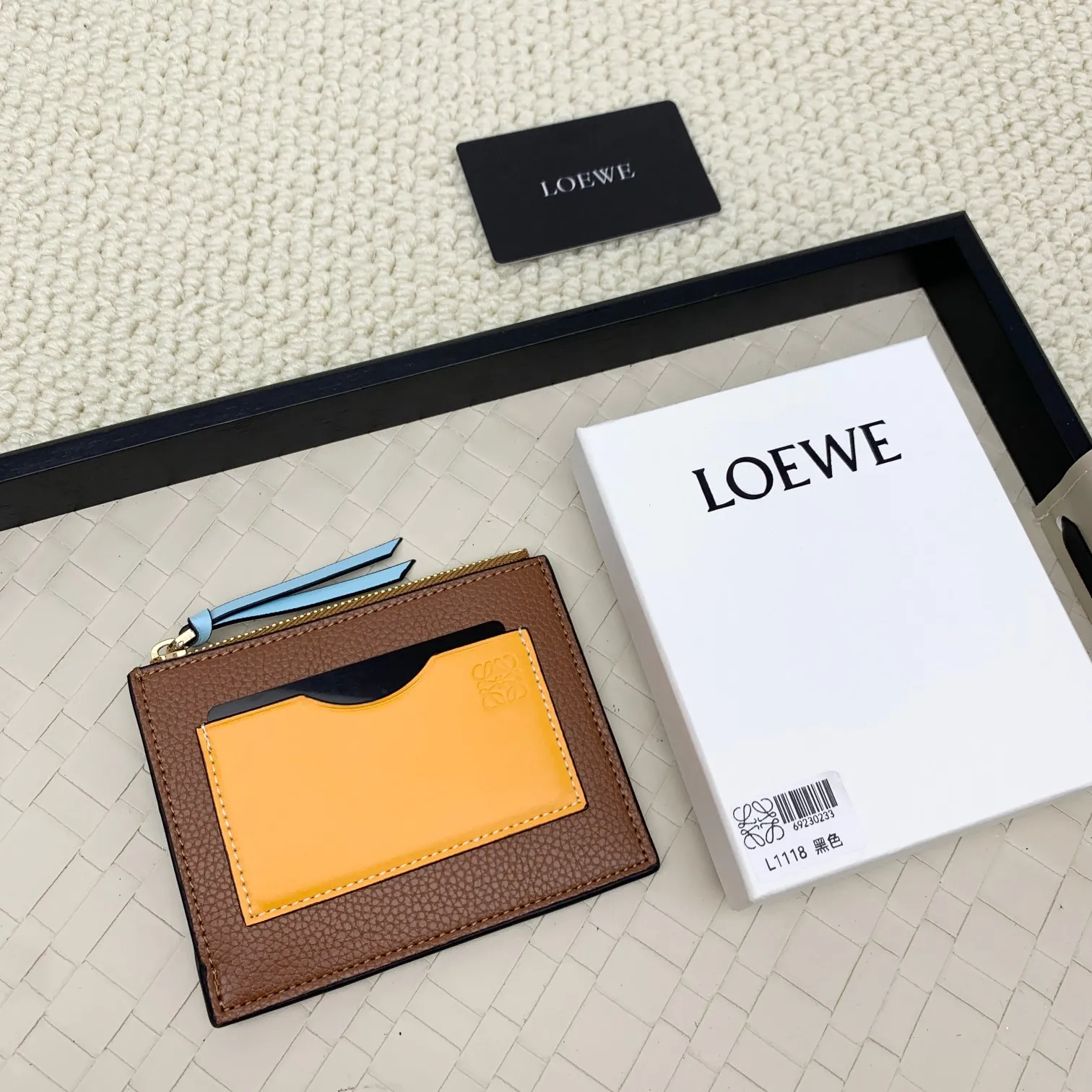 💰120 ·Loewe’s new card holders are back in stock! The new ones are all with metal logos, which are more refined than the old ones~~ Comes with box and dust bag! It’s a good idea to choose this small accessory for Valentine’s Day ~~Model: L1118 Size: 12CM*9.5CM