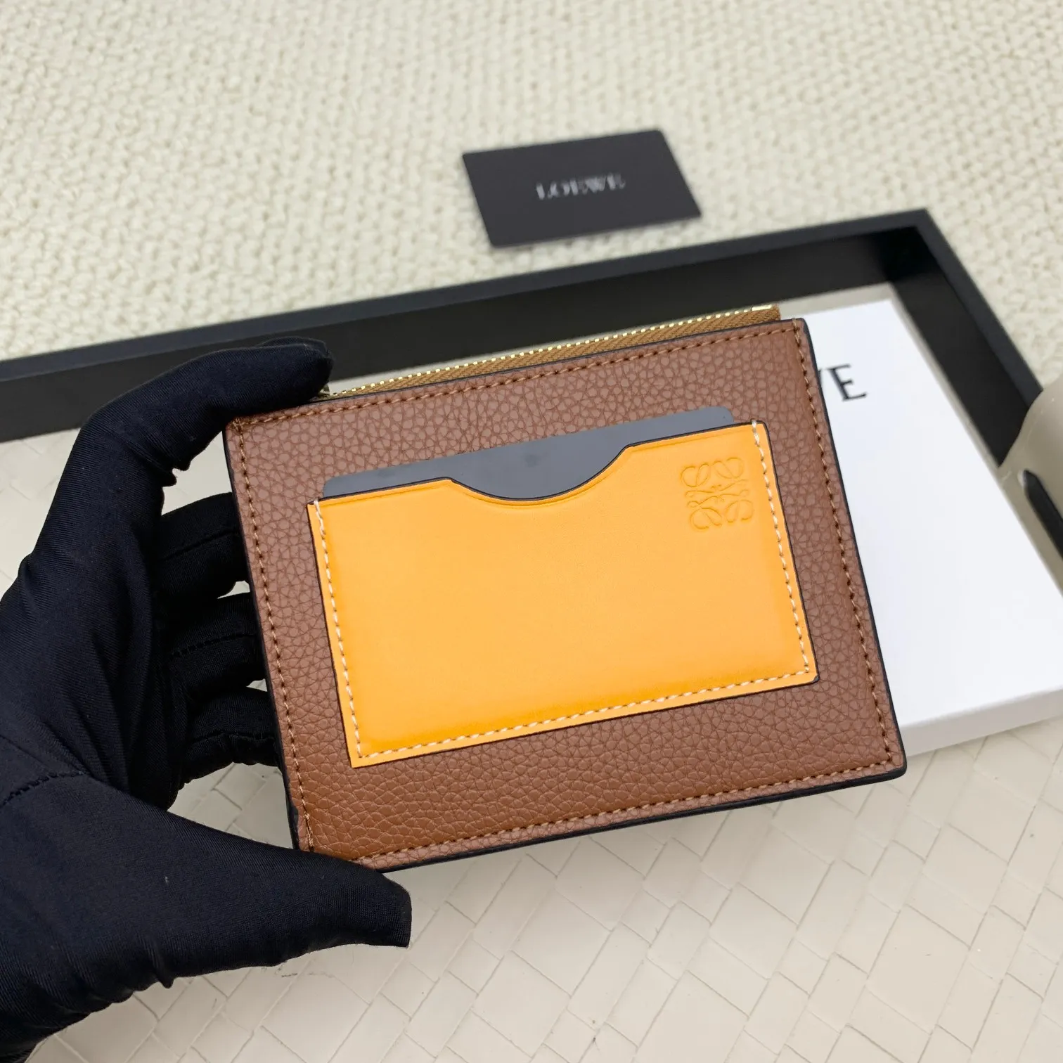 💰120 ·Loewe’s new card holders are back in stock! The new ones are all with metal logos, which are more refined than the old ones~~ Comes with box and dust bag! It’s a good idea to choose this small accessory for Valentine’s Day ~~Model: L1118 Size: 12CM*9.5CM