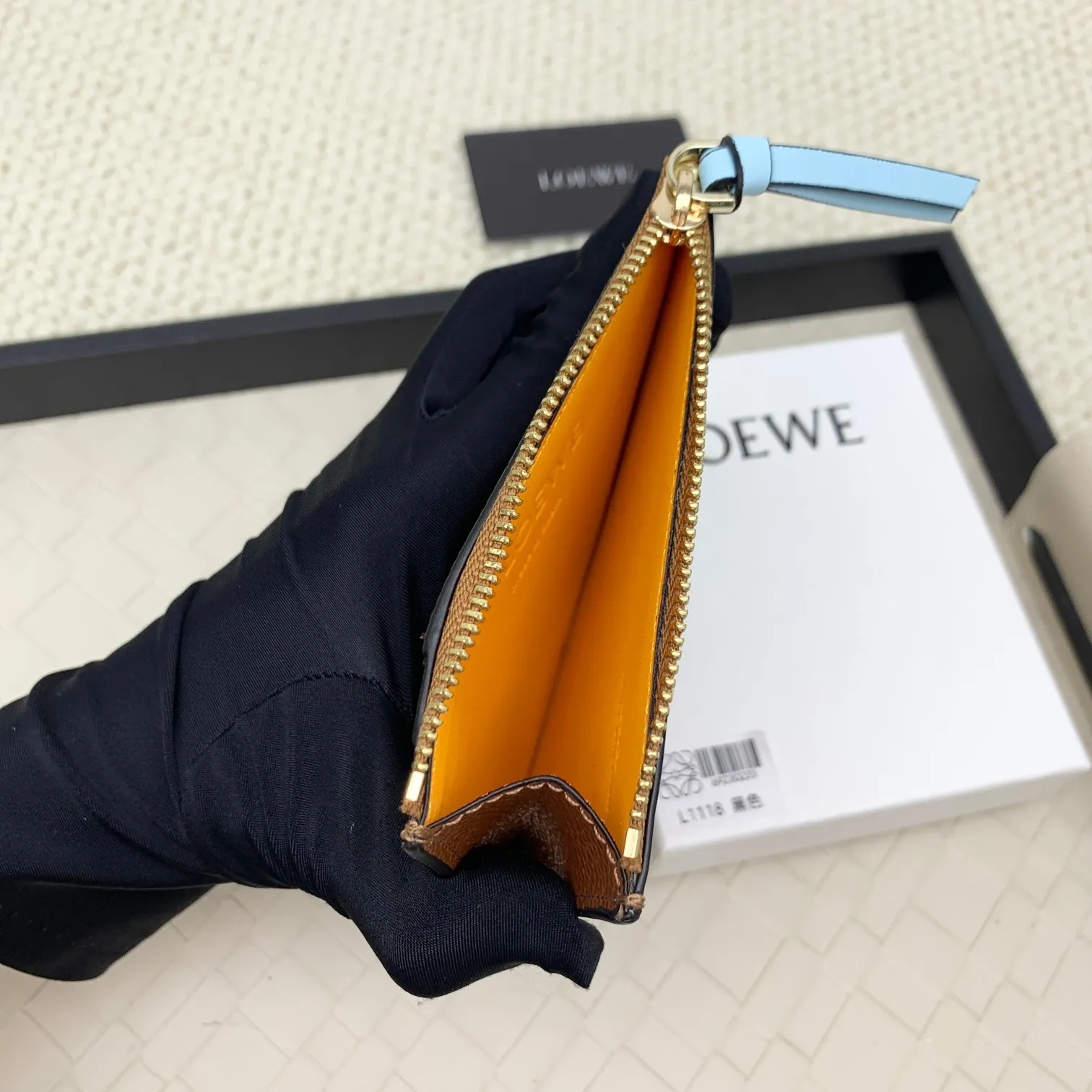 💰120 ·Loewe’s new card holders are back in stock! The new ones are all with metal logos, which are more refined than the old ones~~ Comes with box and dust bag! It’s a good idea to choose this small accessory for Valentine’s Day ~~Model: L1118 Size: 12CM*9.5CM