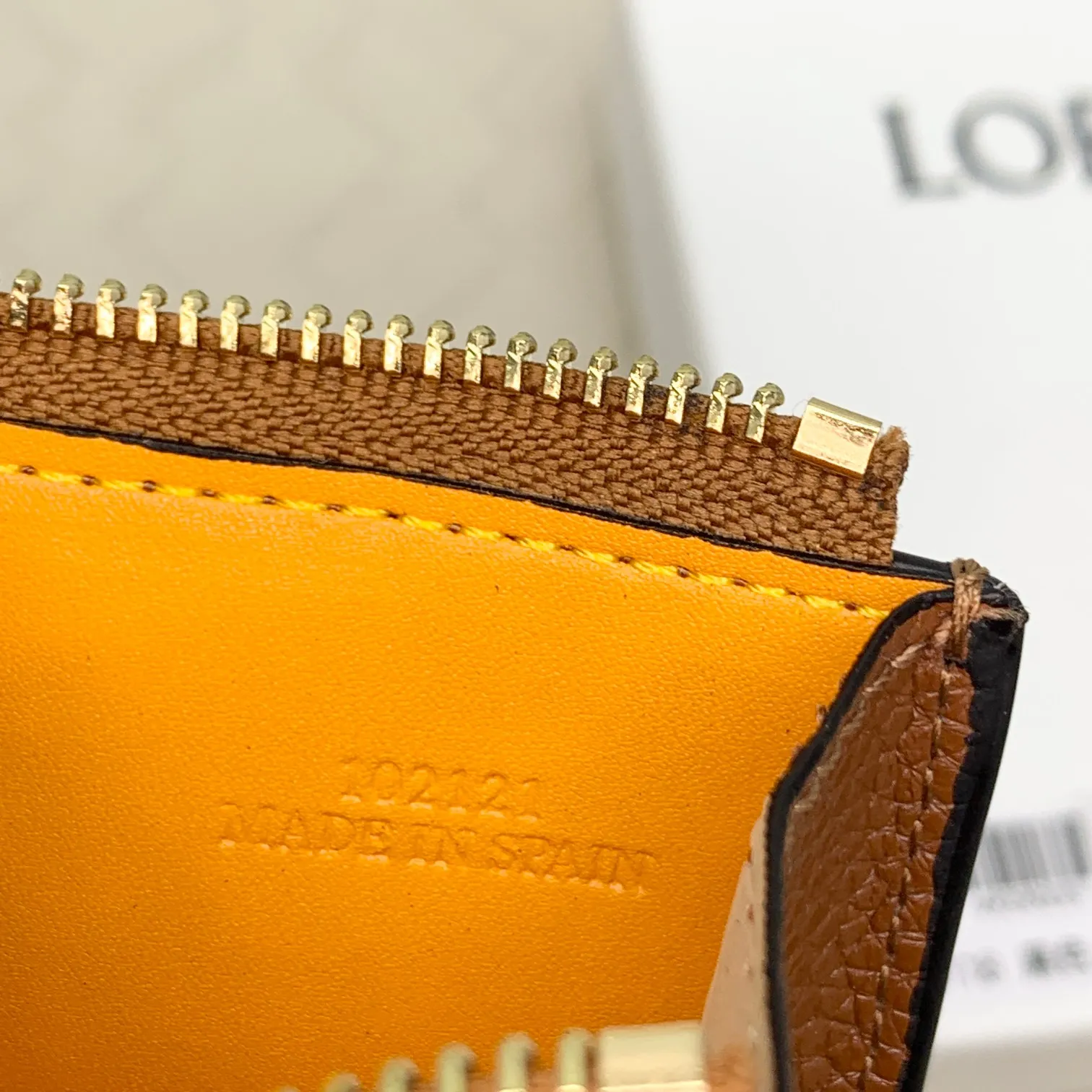 💰120 ·Loewe’s new card holders are back in stock! The new ones are all with metal logos, which are more refined than the old ones~~ Comes with box and dust bag! It’s a good idea to choose this small accessory for Valentine’s Day ~~Model: L1118 Size: 12CM*9.5CM