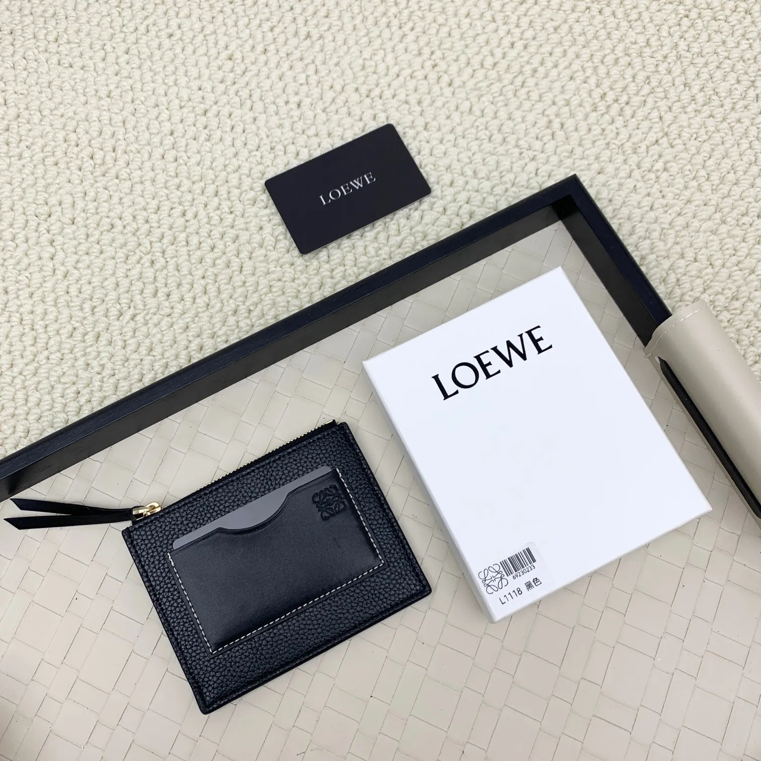 💰120 ·Loewe’s new card holders are back in stock! The new ones are all with metal logos, which are more refined than the old ones~~ Comes with box and dust bag! It’s a good idea to choose this small accessory for Valentine’s Day ~~Model: L1118 Size: 12CM*9.5CM