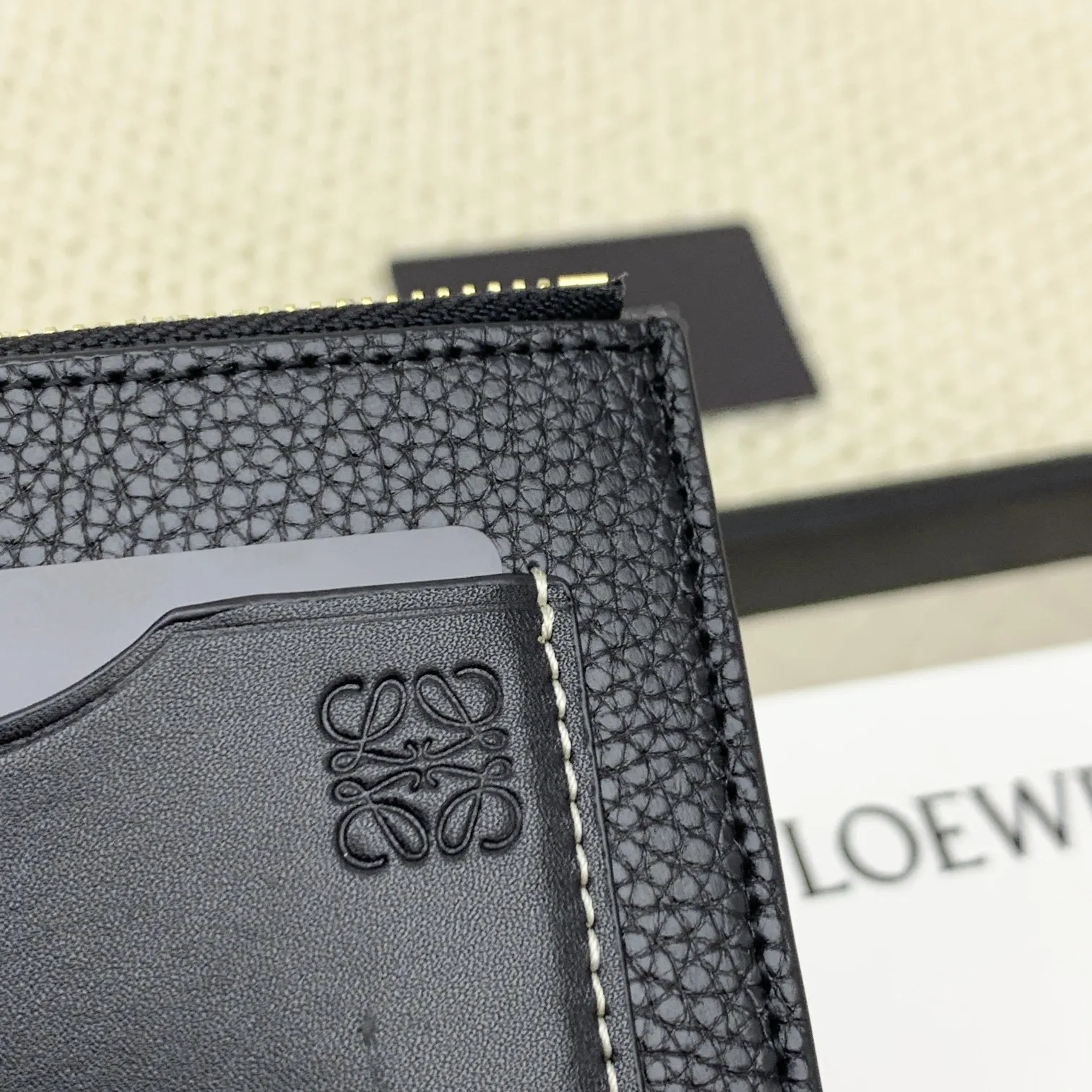 💰120 ·Loewe’s new card holders are back in stock! The new ones are all with metal logos, which are more refined than the old ones~~ Comes with box and dust bag! It’s a good idea to choose this small accessory for Valentine’s Day ~~Model: L1118 Size: 12CM*9.5CM
