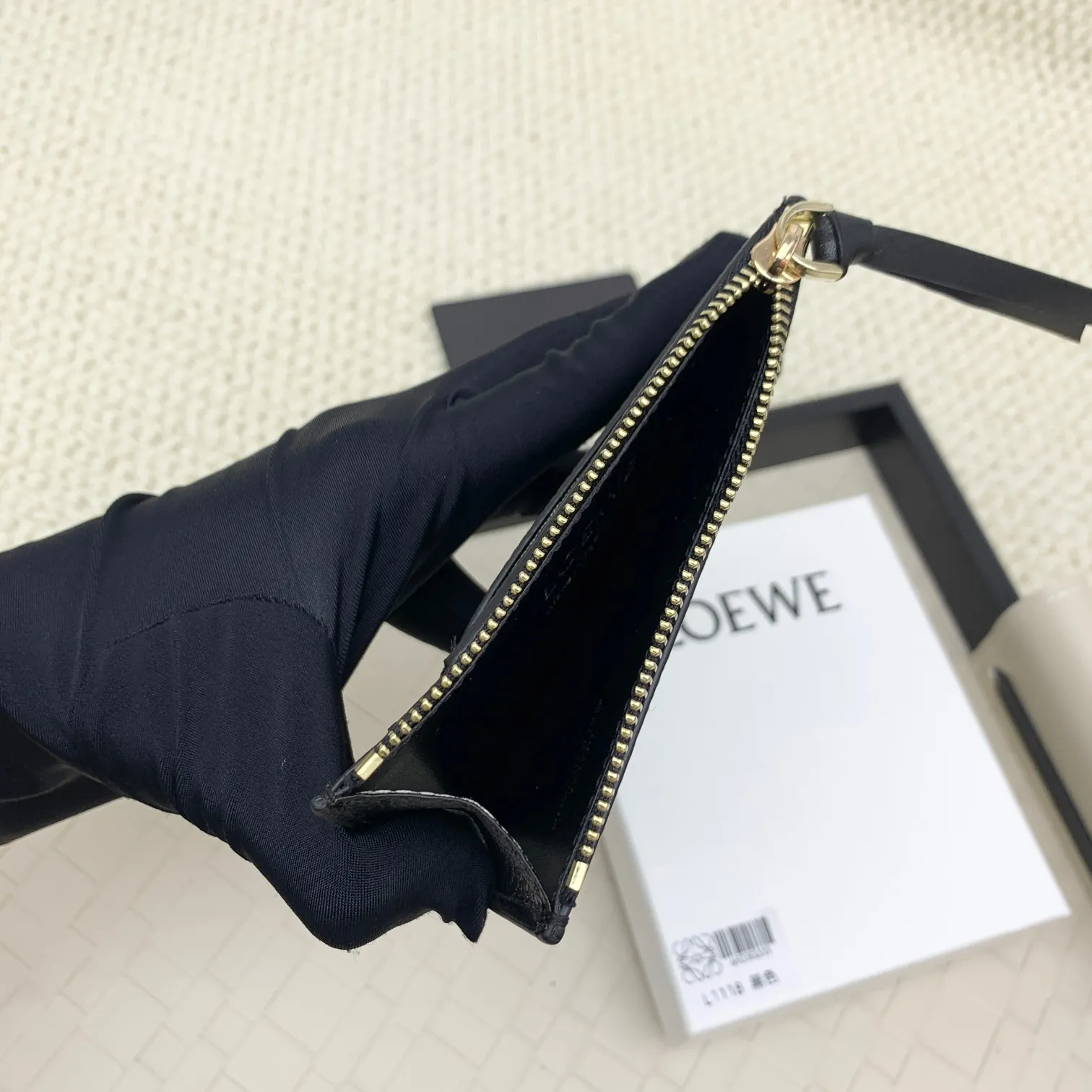💰120 ·Loewe’s new card holders are back in stock! The new ones are all with metal logos, which are more refined than the old ones~~ Comes with box and dust bag! It’s a good idea to choose this small accessory for Valentine’s Day ~~Model: L1118 Size: 12CM*9.5CM