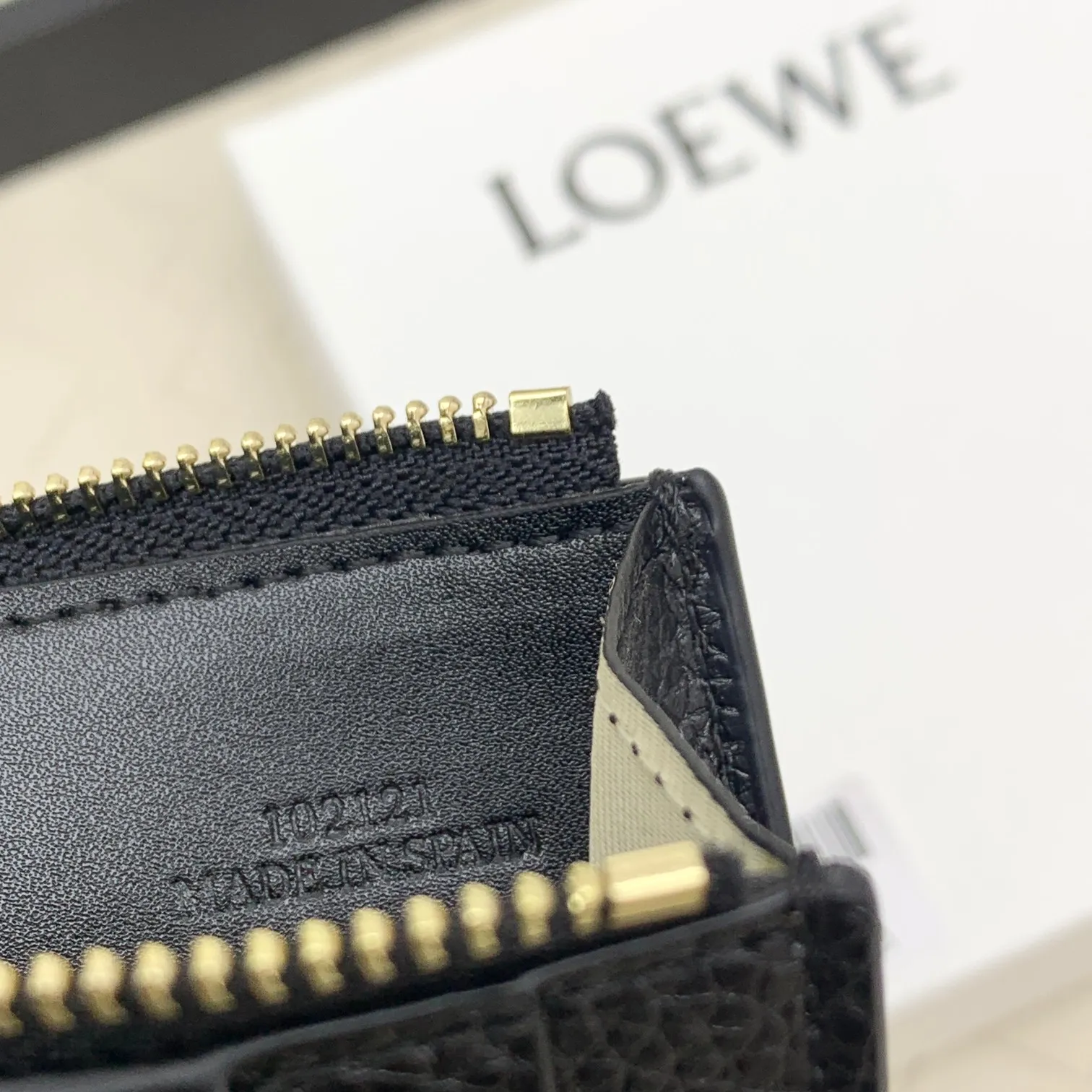 💰120 ·Loewe’s new card holders are back in stock! The new ones are all with metal logos, which are more refined than the old ones~~ Comes with box and dust bag! It’s a good idea to choose this small accessory for Valentine’s Day ~~Model: L1118 Size: 12CM*9.5CM