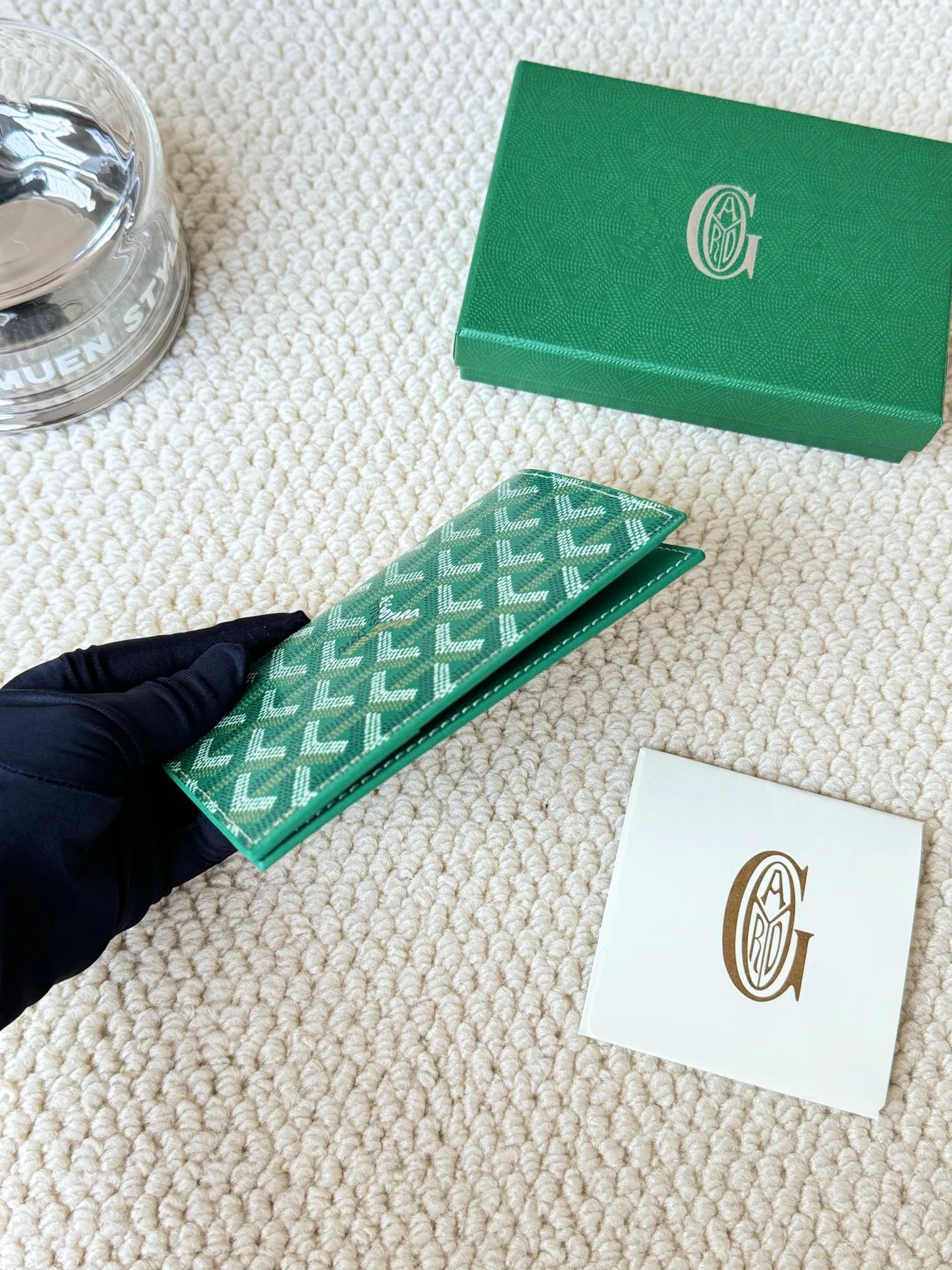 💰120 Goyard Passport Holder Goyardine Canvas & Vauzelles Calfskin No.: 804 Eleven colors. The country is open. The first choice for overseas travel. Multiple colors available. Can be used as a couple. It’s yyds to give as a gift for your own use! A super convenient passport holder with four card slots + two compartments for traveling. Small and portable, good-looking. Material: goyarine canvas and Vauzelles calfskin. Size: 14✖️10✖️1.5cm