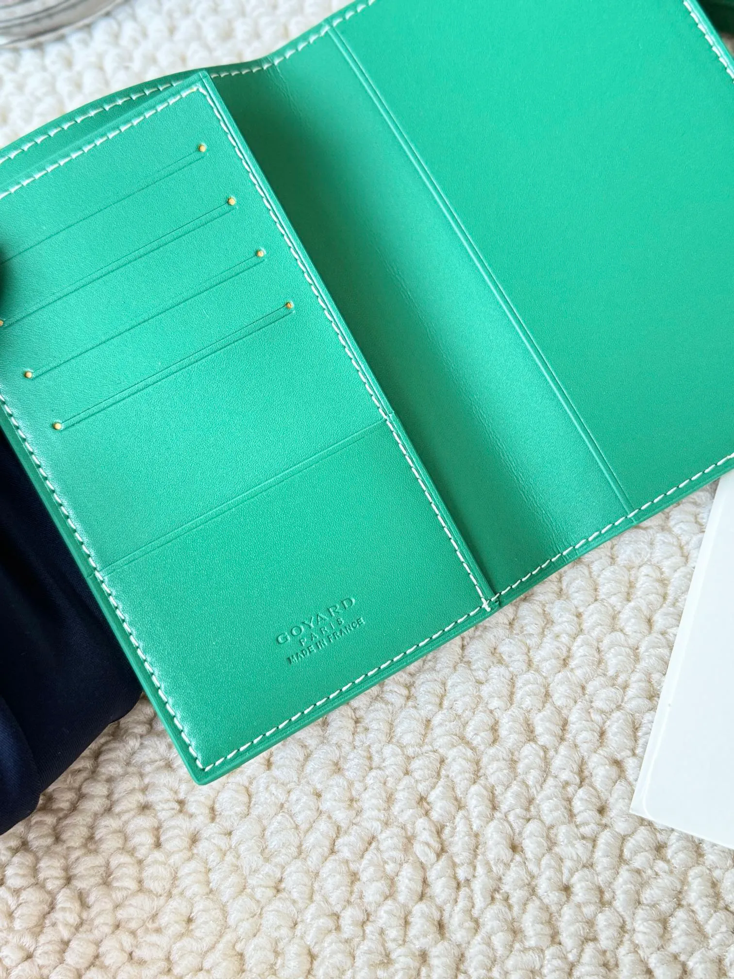 💰120 Goyard Passport Holder Goyardine Canvas & Vauzelles Calfskin No.: 804 Eleven colors. The country is open. The first choice for overseas travel. Multiple colors available. Can be used as a couple. It’s yyds to give as a gift for your own use! A super convenient passport holder with four card slots + two compartments for traveling. Small and portable, good-looking. Material: goyarine canvas and Vauzelles calfskin. Size: 14✖️10✖️1.5cm