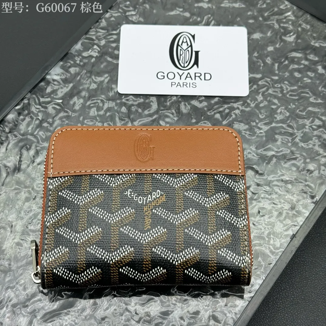 💰130 💎Top original 𝐠𝐨𝐲𝐚𝐫𝐝 Hot style 💕 Goya wallet short Matignon Mini coin purse with full zipper closure design. Its central compartment holds coins, while its interior patch pocket holds cards or small IDs. Style number: G60067 Size: 10.4*7.5*1.8cm
