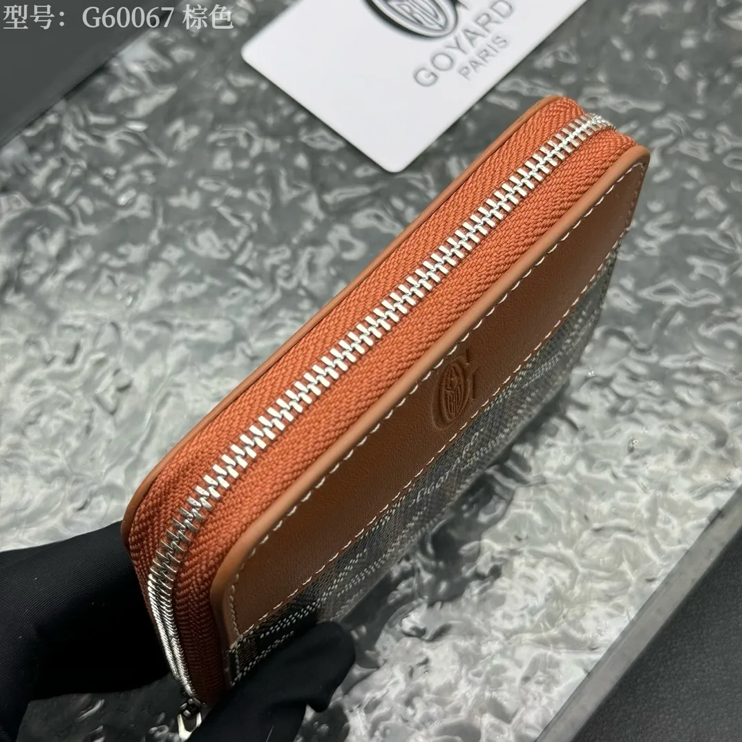 💰130 💎Top original 𝐠𝐨𝐲𝐚𝐫𝐝 Hot style 💕 Goya wallet short Matignon Mini coin purse with full zipper closure design. Its central compartment holds coins, while its interior patch pocket holds cards or small IDs. Style number: G60067 Size: 10.4*7.5*1.8cm