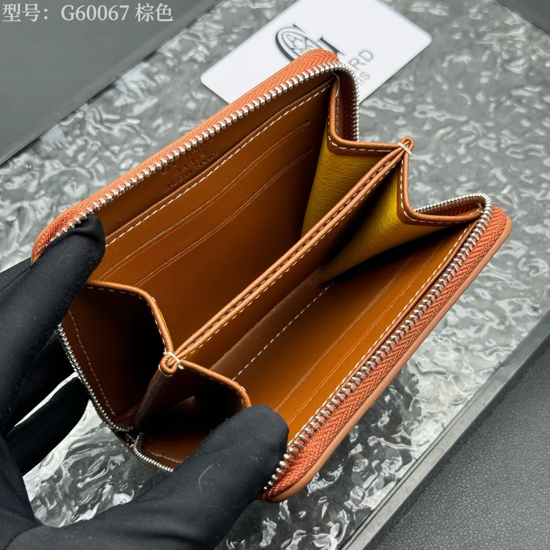 💰130 💎Top original 𝐠𝐨𝐲𝐚𝐫𝐝 Hot style 💕 Goya wallet short Matignon Mini coin purse with full zipper closure design. Its central compartment holds coins, while its interior patch pocket holds cards or small IDs. Style number: G60067 Size: 10.4*7.5*1.8cm