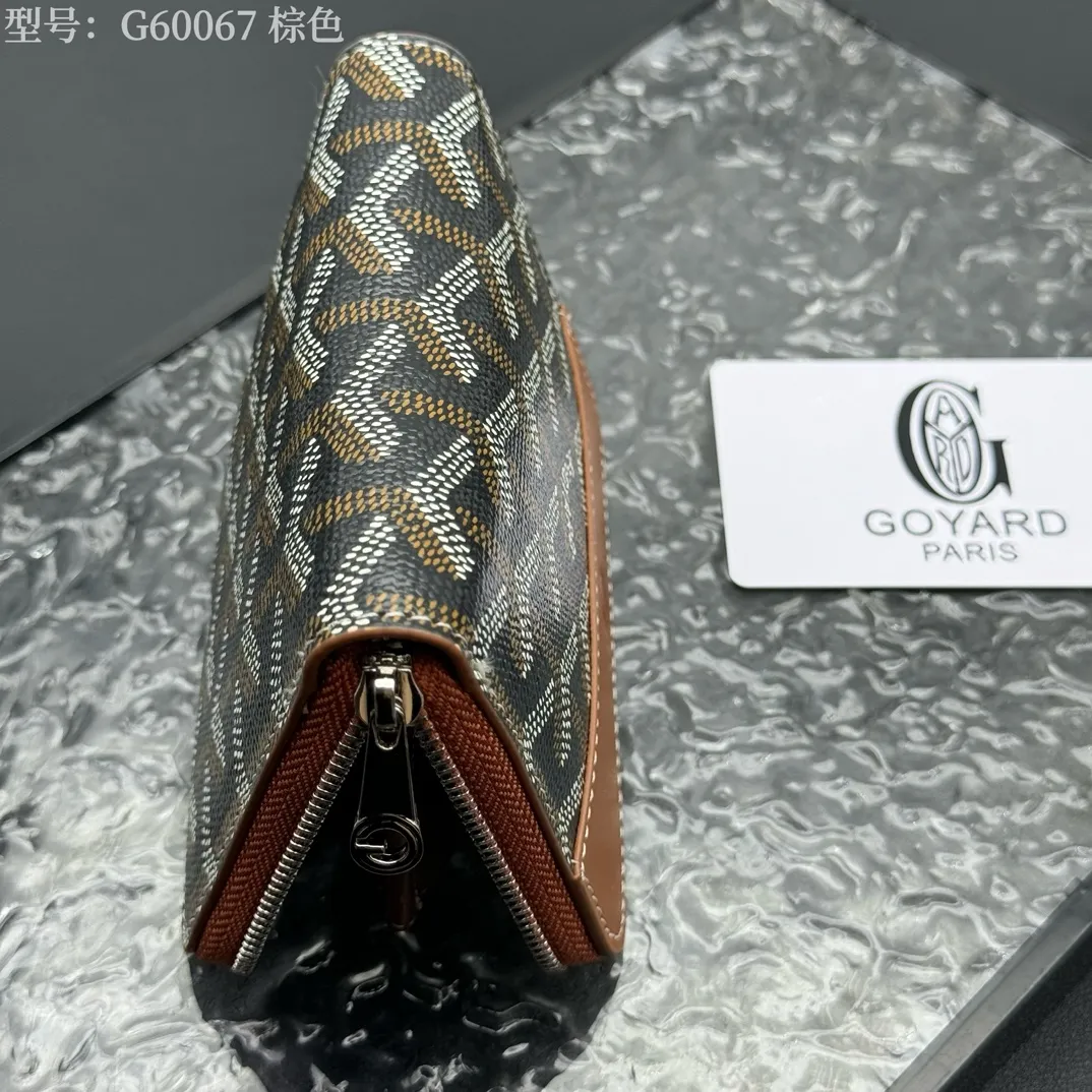 💰130 💎Top original 𝐠𝐨𝐲𝐚𝐫𝐝 Hot style 💕 Goya wallet short Matignon Mini coin purse with full zipper closure design. Its central compartment holds coins, while its interior patch pocket holds cards or small IDs. Style number: G60067 Size: 10.4*7.5*1.8cm