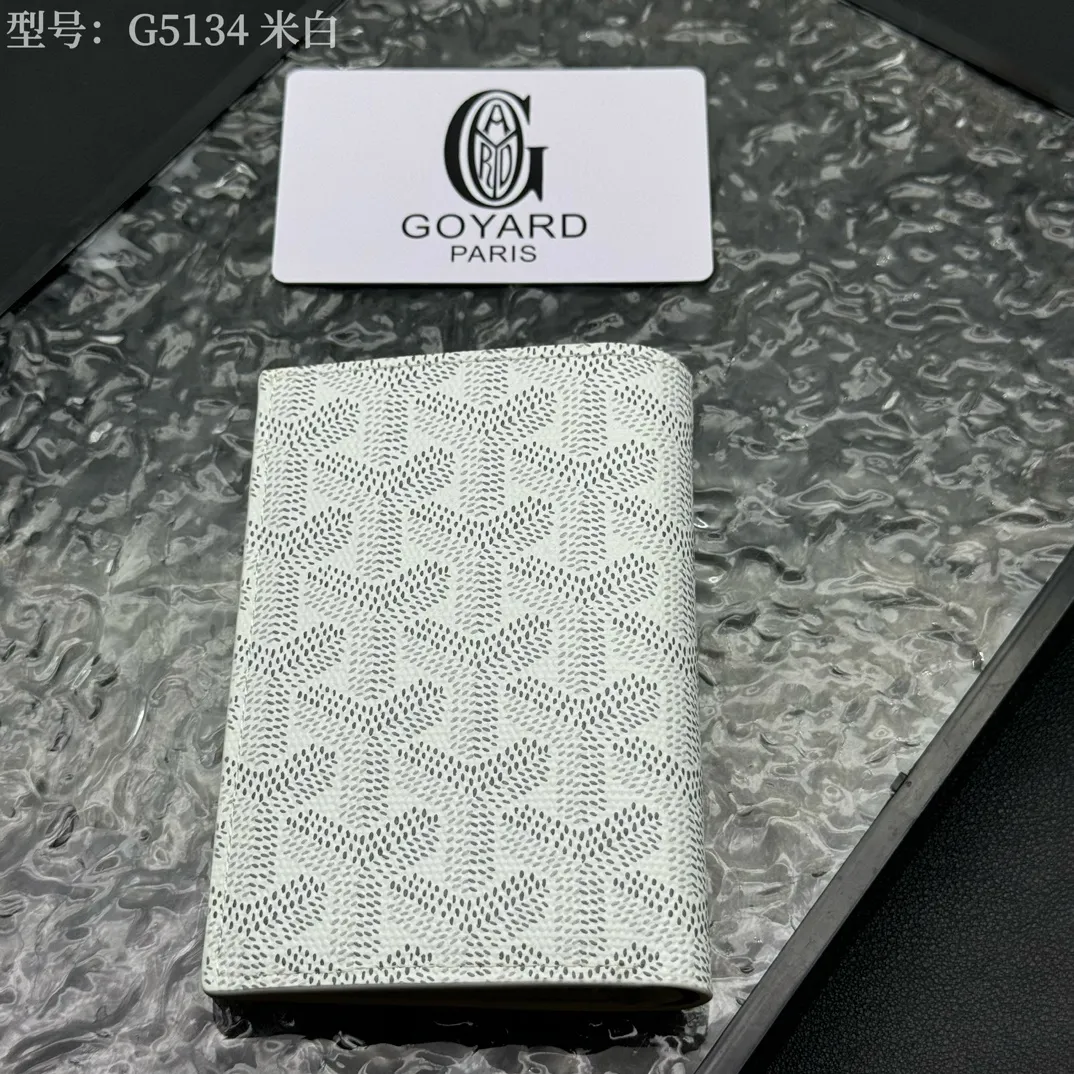 💰100 💎Top original 𝑺𝒂𝒊𝒏𝒕 𝑷𝒊𝒆𝒓𝒓𝒆 𝐠𝐨𝐲𝐚𝐫𝐝 Hot style 💕 Goya wallet card holder It is fully functional and has a large-sized banknote pocket that can hold cards, documents and banknotes at the same time. The compact design is just right for putting in a jacket or pants pocket. Style number: G5134 Size:7.5*1.5*11cm.