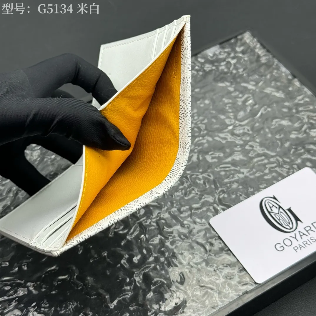 💰100 💎Top original 𝑺𝒂𝒊𝒏𝒕 𝑷𝒊𝒆𝒓𝒓𝒆 𝐠𝐨𝐲𝐚𝐫𝐝 Hot style 💕 Goya wallet card holder It is fully functional and has a large-sized banknote pocket that can hold cards, documents and banknotes at the same time. The compact design is just right for putting in a jacket or pants pocket. Style number: G5134 Size:7.5*1.5*11cm.