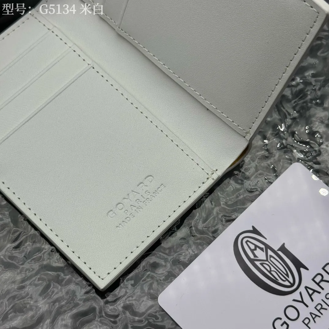 💰100 💎Top original 𝑺𝒂𝒊𝒏𝒕 𝑷𝒊𝒆𝒓𝒓𝒆 𝐠𝐨𝐲𝐚𝐫𝐝 Hot style 💕 Goya wallet card holder It is fully functional and has a large-sized banknote pocket that can hold cards, documents and banknotes at the same time. The compact design is just right for putting in a jacket or pants pocket. Style number: G5134 Size:7.5*1.5*11cm.