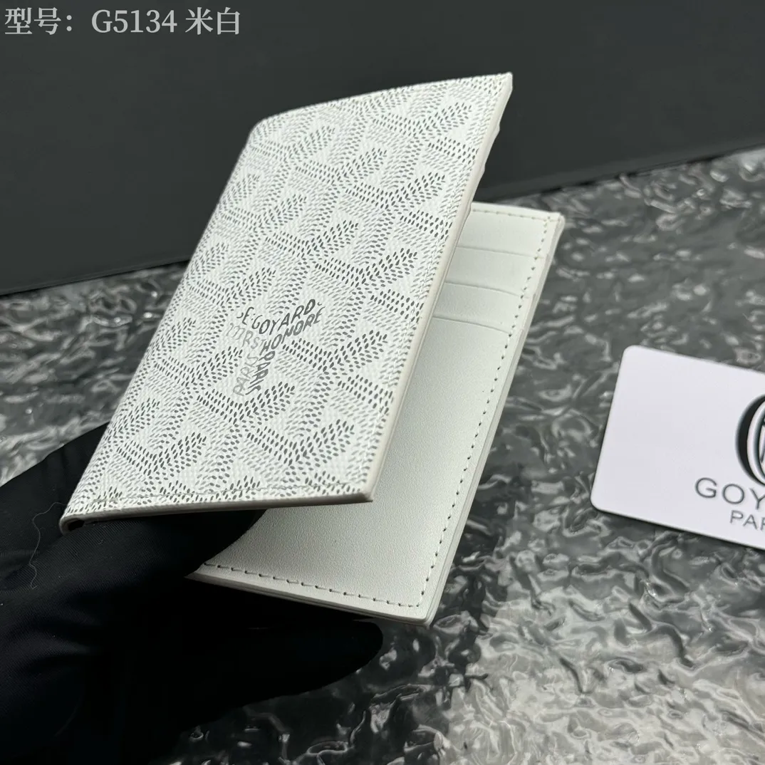 💰100 💎Top original 𝑺𝒂𝒊𝒏𝒕 𝑷𝒊𝒆𝒓𝒓𝒆 𝐠𝐨𝐲𝐚𝐫𝐝 Hot style 💕 Goya wallet card holder It is fully functional and has a large-sized banknote pocket that can hold cards, documents and banknotes at the same time. The compact design is just right for putting in a jacket or pants pocket. Style number: G5134 Size:7.5*1.5*11cm.
