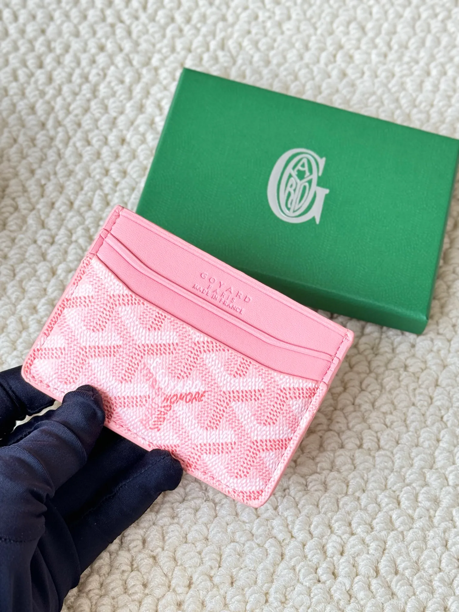 💰100 GOYARD Goya Classic👍🏻The design of Saint-Sulpice card holder is small and compact, and its middle pocket can store cards, documents or folded banknotes. The compact design fits nicely in a jacket or pants pocket. Style number: 9636 Size: 7 x10.5 cm