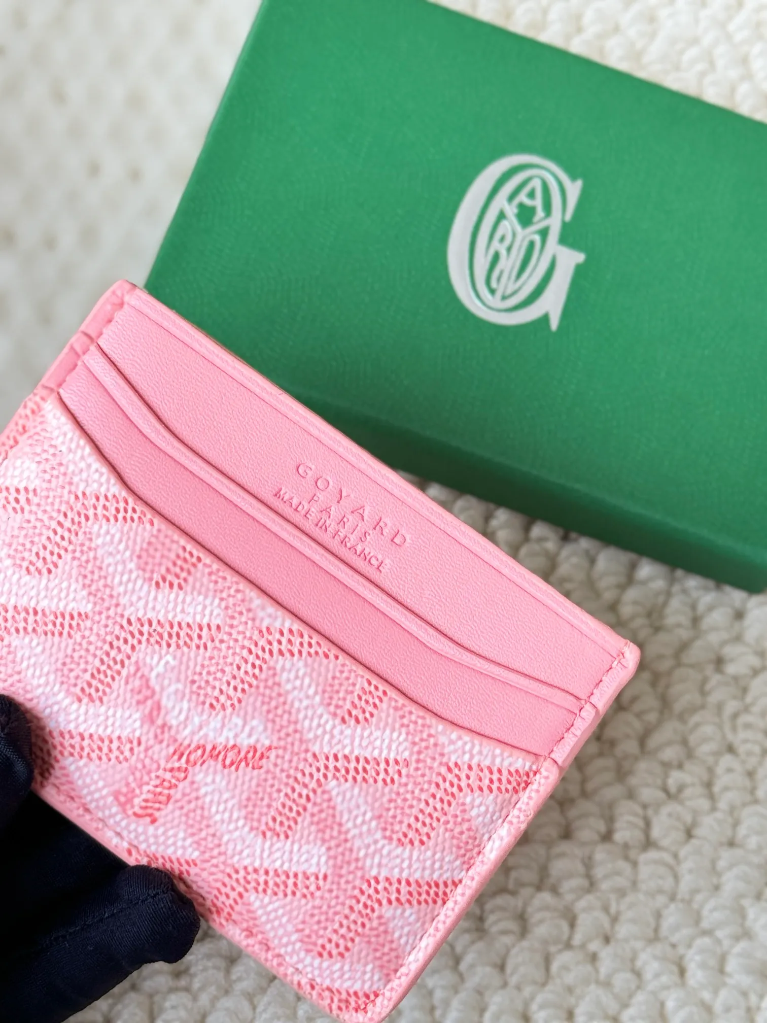 💰100 GOYARD Goya Classic👍🏻The design of Saint-Sulpice card holder is small and compact, and its middle pocket can store cards, documents or folded banknotes. The compact design fits nicely in a jacket or pants pocket. Style number: 9636 Size: 7 x10.5 cm