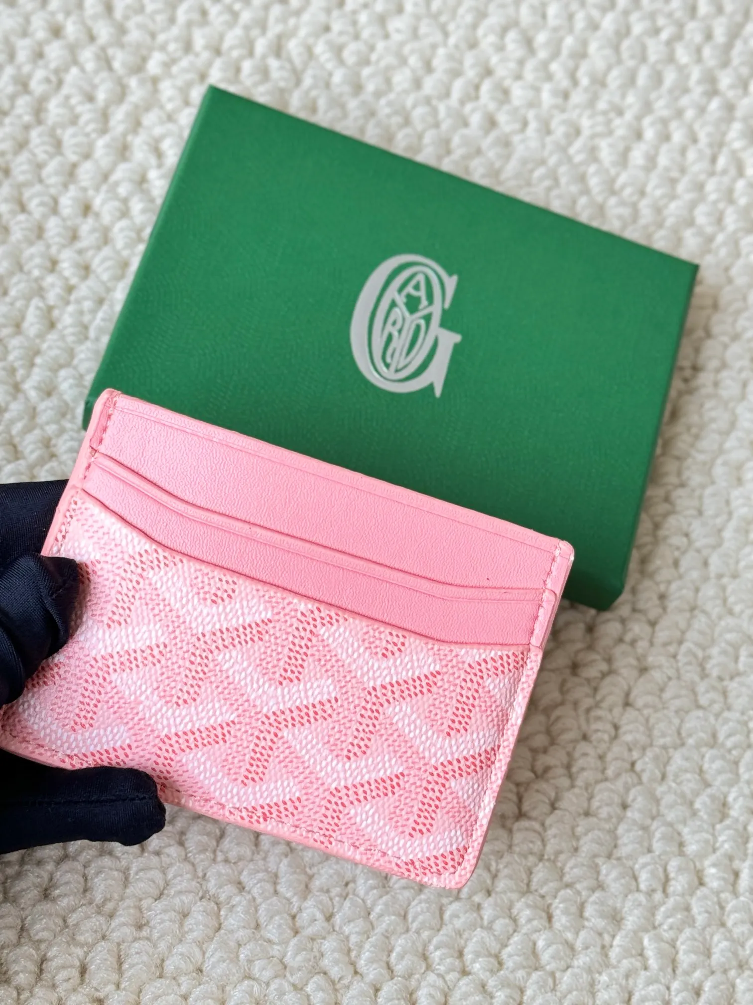 💰100 GOYARD Goya Classic👍🏻The design of Saint-Sulpice card holder is small and compact, and its middle pocket can store cards, documents or folded banknotes. The compact design fits nicely in a jacket or pants pocket. Style number: 9636 Size: 7 x10.5 cm