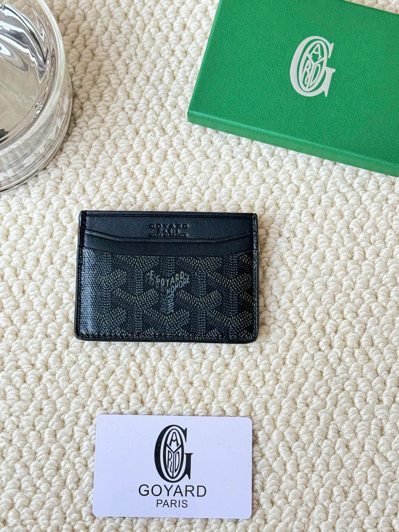 💰100 GOYARD Goya Classic👍🏻The design of Saint-Sulpice card holder is small and compact, and its middle pocket can store cards, documents or folded banknotes. The compact design fits nicely in a jacket or pants pocket. Style number: 9636 Size: 7 x10.5 cm