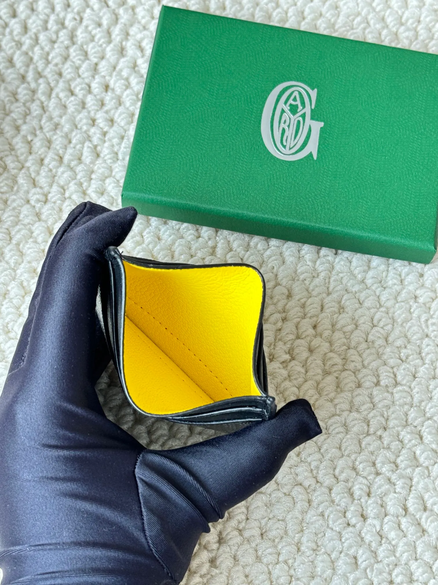 💰100 GOYARD Goya Classic👍🏻The design of Saint-Sulpice card holder is small and compact, and its middle pocket can store cards, documents or folded banknotes. The compact design fits nicely in a jacket or pants pocket. Style number: 9636 Size: 7 x10.5 cm