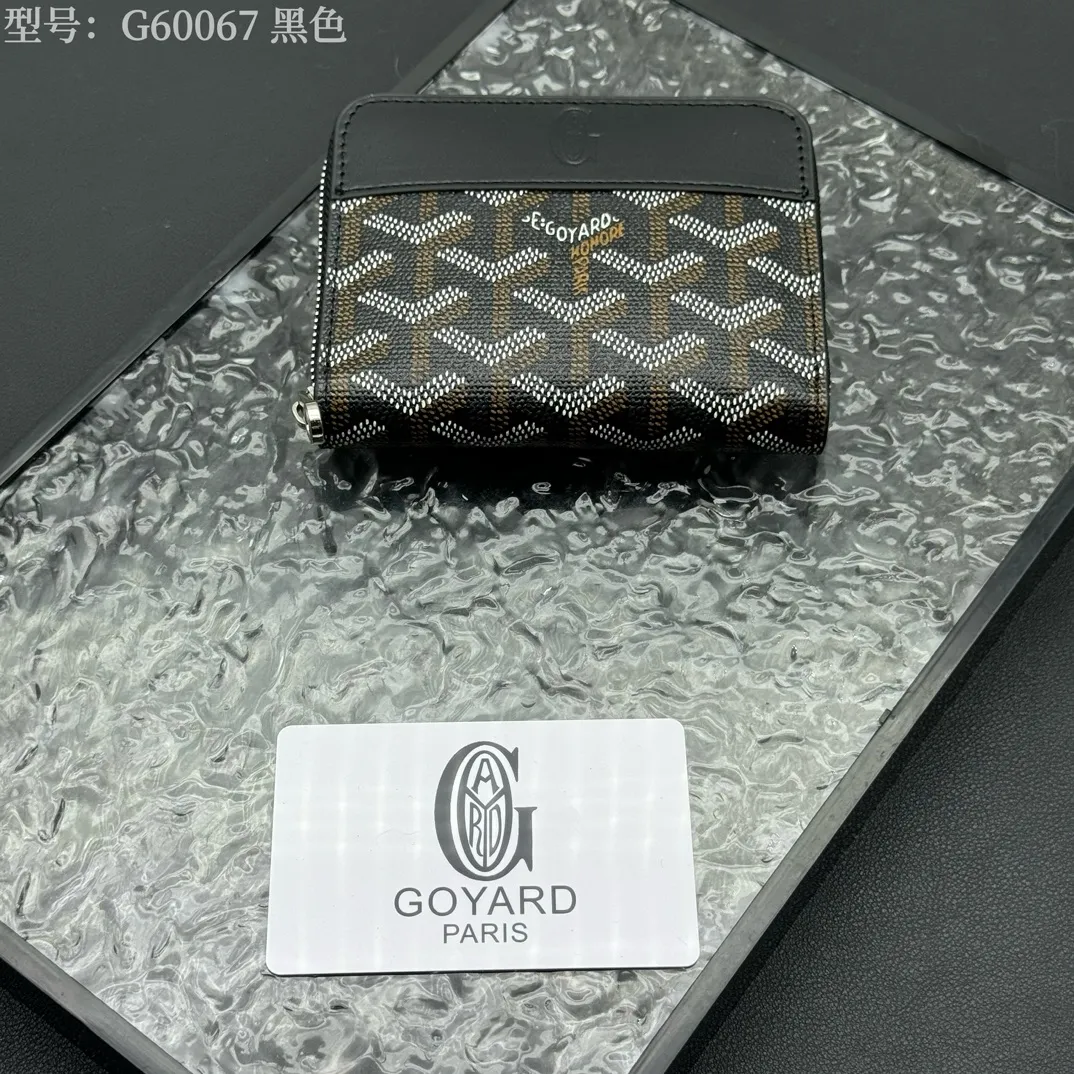 💰130 💎Top original 𝐠𝐨𝐲𝐚𝐫𝐝 Hot style 💕 Goya wallet short Matignon Mini coin purse with full zipper closure design. Its central compartment holds coins, while its interior patch pocket holds cards or small IDs. Style number: G60067 Size: 10.4*7.5*1.8cm
