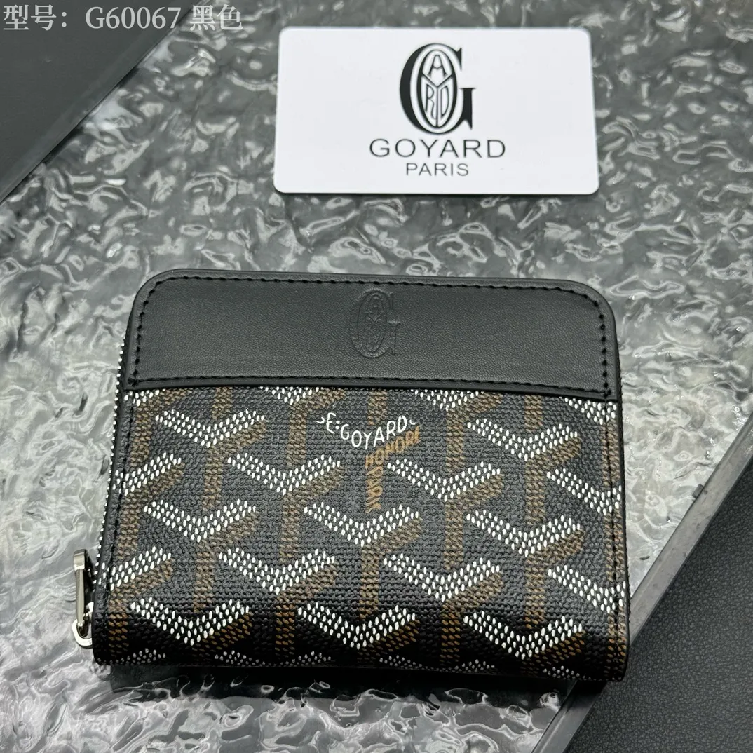 💰130 💎Top original 𝐠𝐨𝐲𝐚𝐫𝐝 Hot style 💕 Goya wallet short Matignon Mini coin purse with full zipper closure design. Its central compartment holds coins, while its interior patch pocket holds cards or small IDs. Style number: G60067 Size: 10.4*7.5*1.8cm