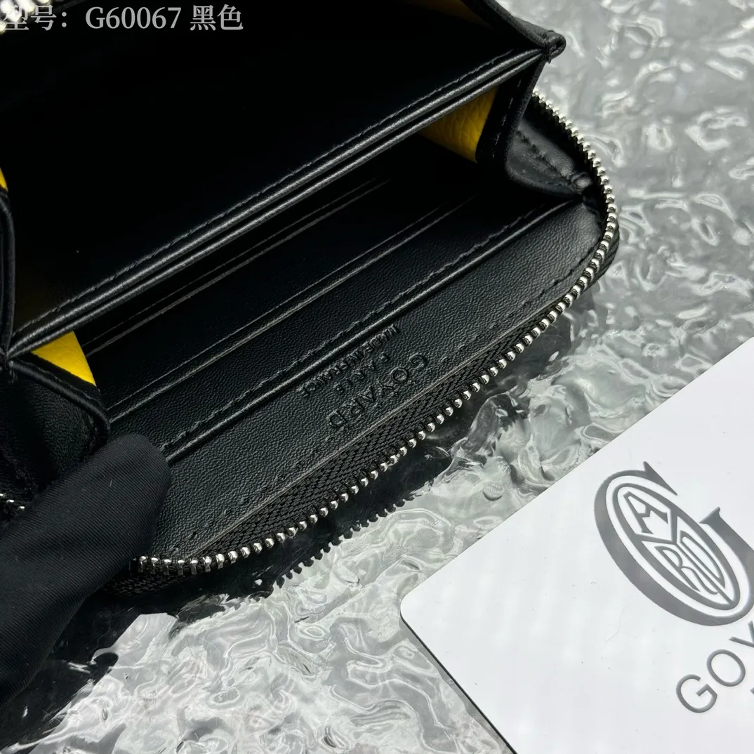 💰130 💎Top original 𝐠𝐨𝐲𝐚𝐫𝐝 Hot style 💕 Goya wallet short Matignon Mini coin purse with full zipper closure design. Its central compartment holds coins, while its interior patch pocket holds cards or small IDs. Style number: G60067 Size: 10.4*7.5*1.8cm