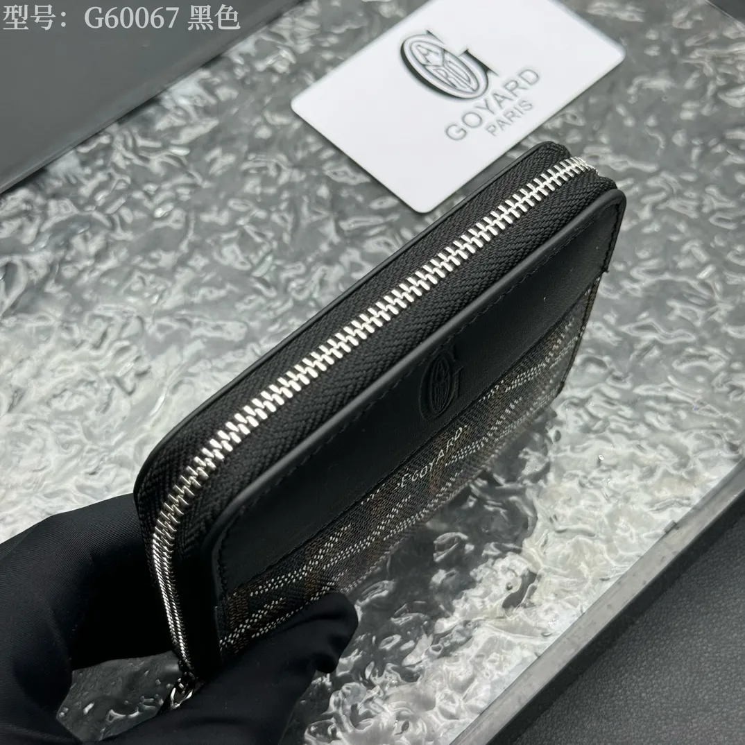 💰130 💎Top original 𝐠𝐨𝐲𝐚𝐫𝐝 Hot style 💕 Goya wallet short Matignon Mini coin purse with full zipper closure design. Its central compartment holds coins, while its interior patch pocket holds cards or small IDs. Style number: G60067 Size: 10.4*7.5*1.8cm