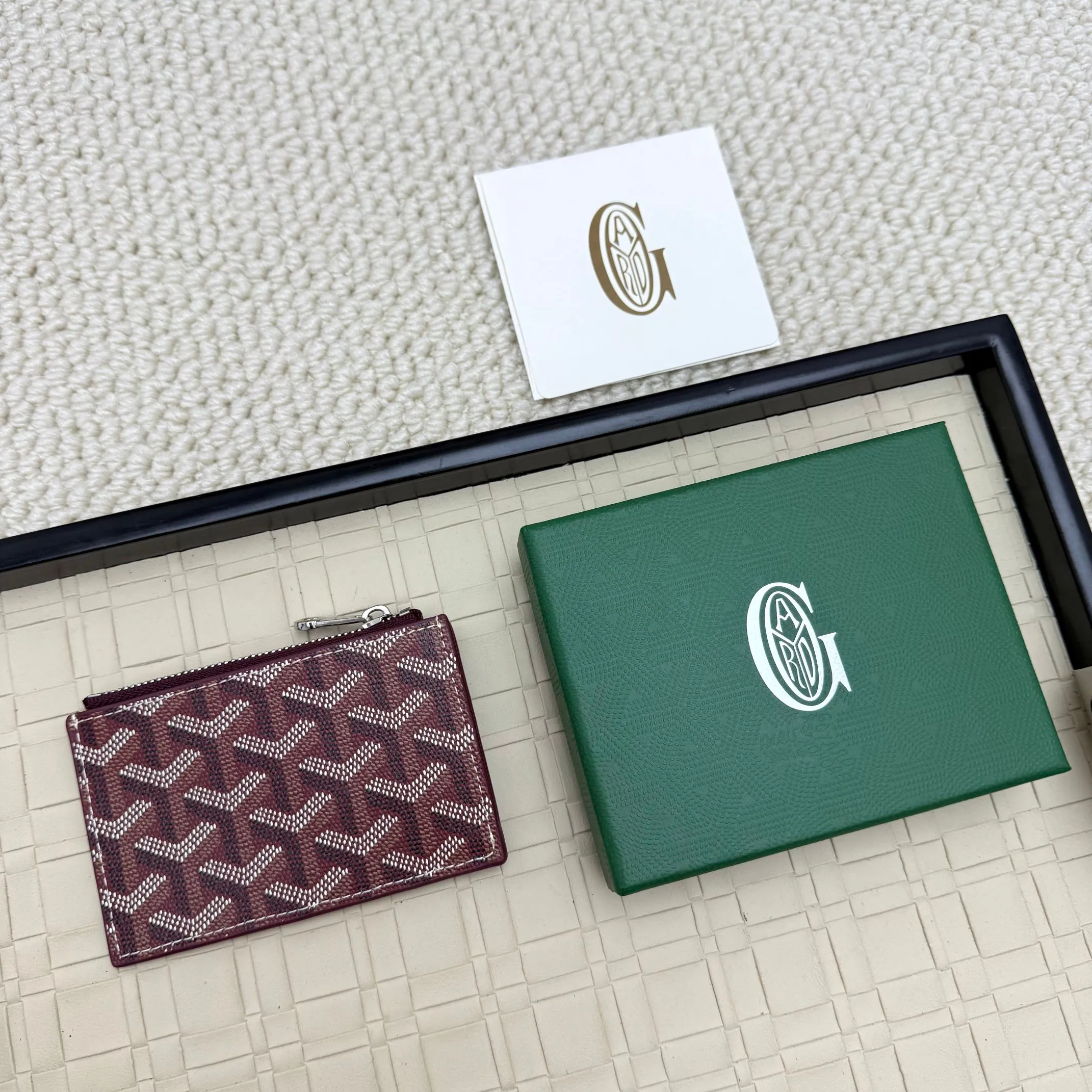 💰 120 Goyard Bourbon zipper coin card holder. This coin card holder has 3 card slots, 1 patch pocket and a zipper pocket to store coins, change or cards, and can safely store change. Exquisite and small, its compact shape can be easily put into a pocket or large bag. Size: 12.5x1x8.4cm No.: 808