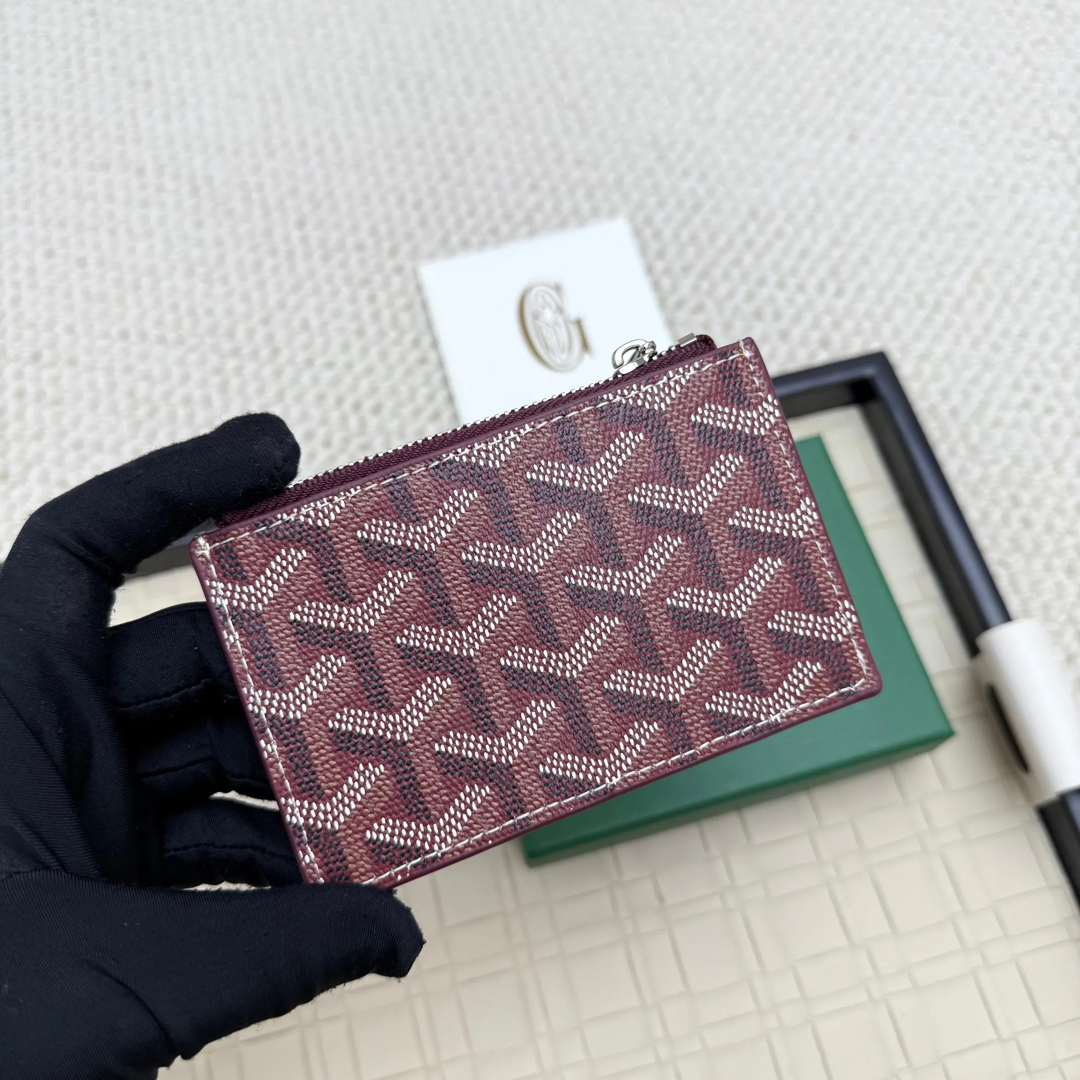 💰 120 Goyard Bourbon zipper coin card holder. This coin card holder has 3 card slots, 1 patch pocket and a zipper pocket to store coins, change or cards, and can safely store change. Exquisite and small, its compact shape can be easily put into a pocket or large bag. Size: 12.5x1x8.4cm No.: 808