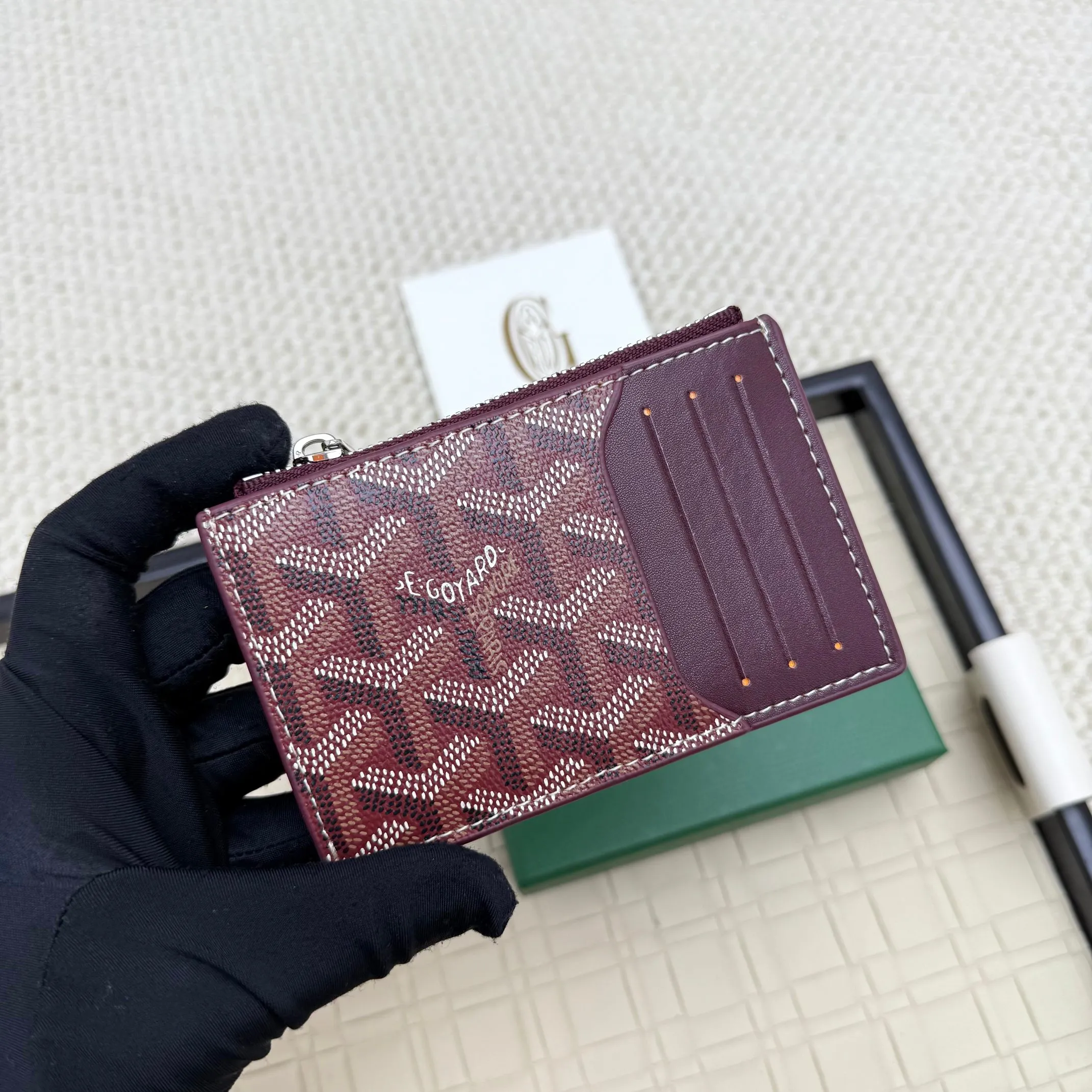 💰 120 Goyard Bourbon zipper coin card holder. This coin card holder has 3 card slots, 1 patch pocket and a zipper pocket to store coins, change or cards, and can safely store change. Exquisite and small, its compact shape can be easily put into a pocket or large bag. Size: 12.5x1x8.4cm No.: 808