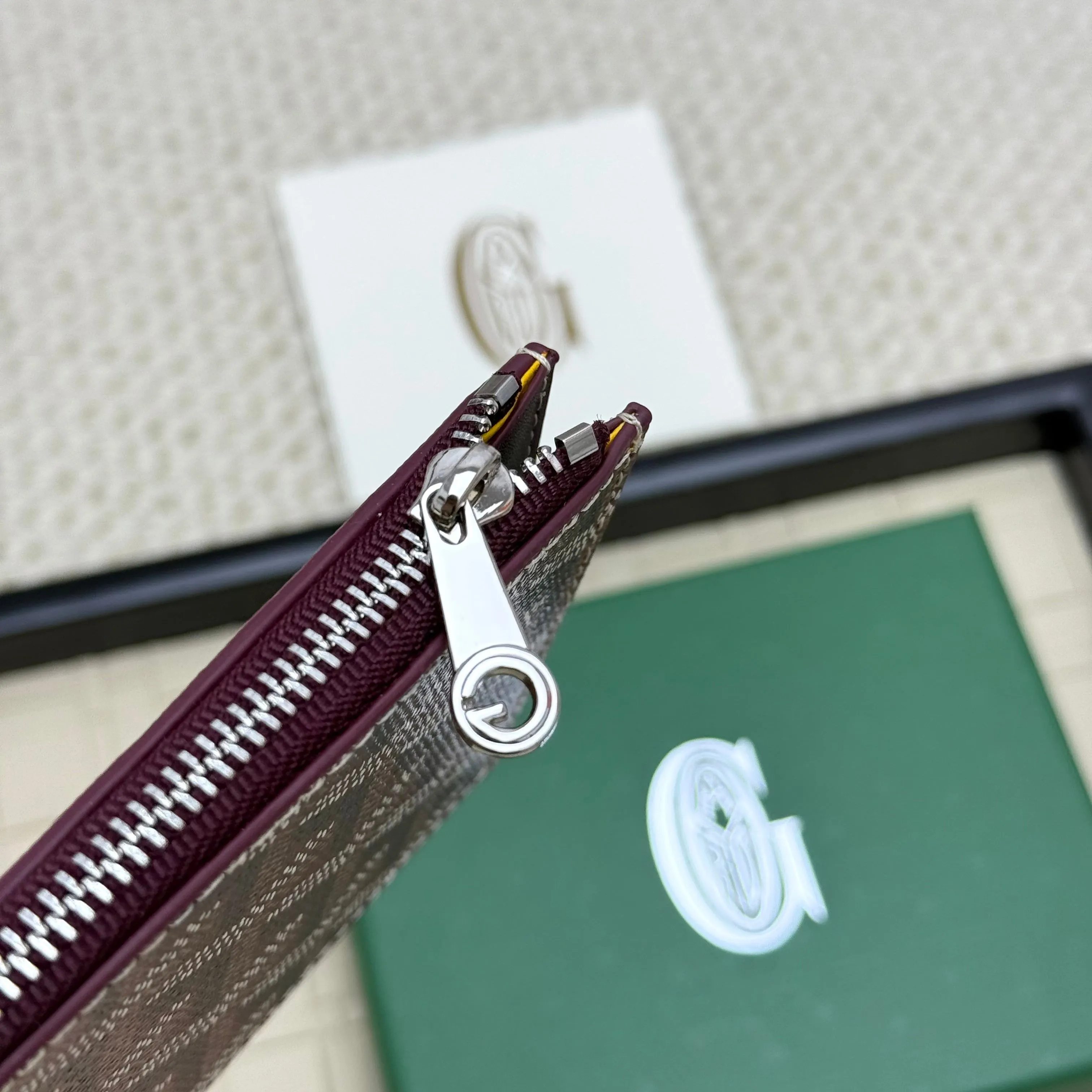 💰 120 Goyard Bourbon zipper coin card holder. This coin card holder has 3 card slots, 1 patch pocket and a zipper pocket to store coins, change or cards, and can safely store change. Exquisite and small, its compact shape can be easily put into a pocket or large bag. Size: 12.5x1x8.4cm No.: 808