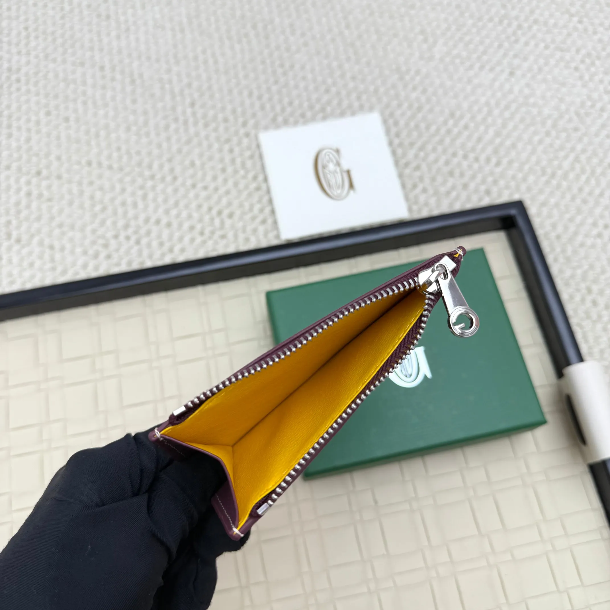 💰 120 Goyard Bourbon zipper coin card holder. This coin card holder has 3 card slots, 1 patch pocket and a zipper pocket to store coins, change or cards, and can safely store change. Exquisite and small, its compact shape can be easily put into a pocket or large bag. Size: 12.5x1x8.4cm No.: 808