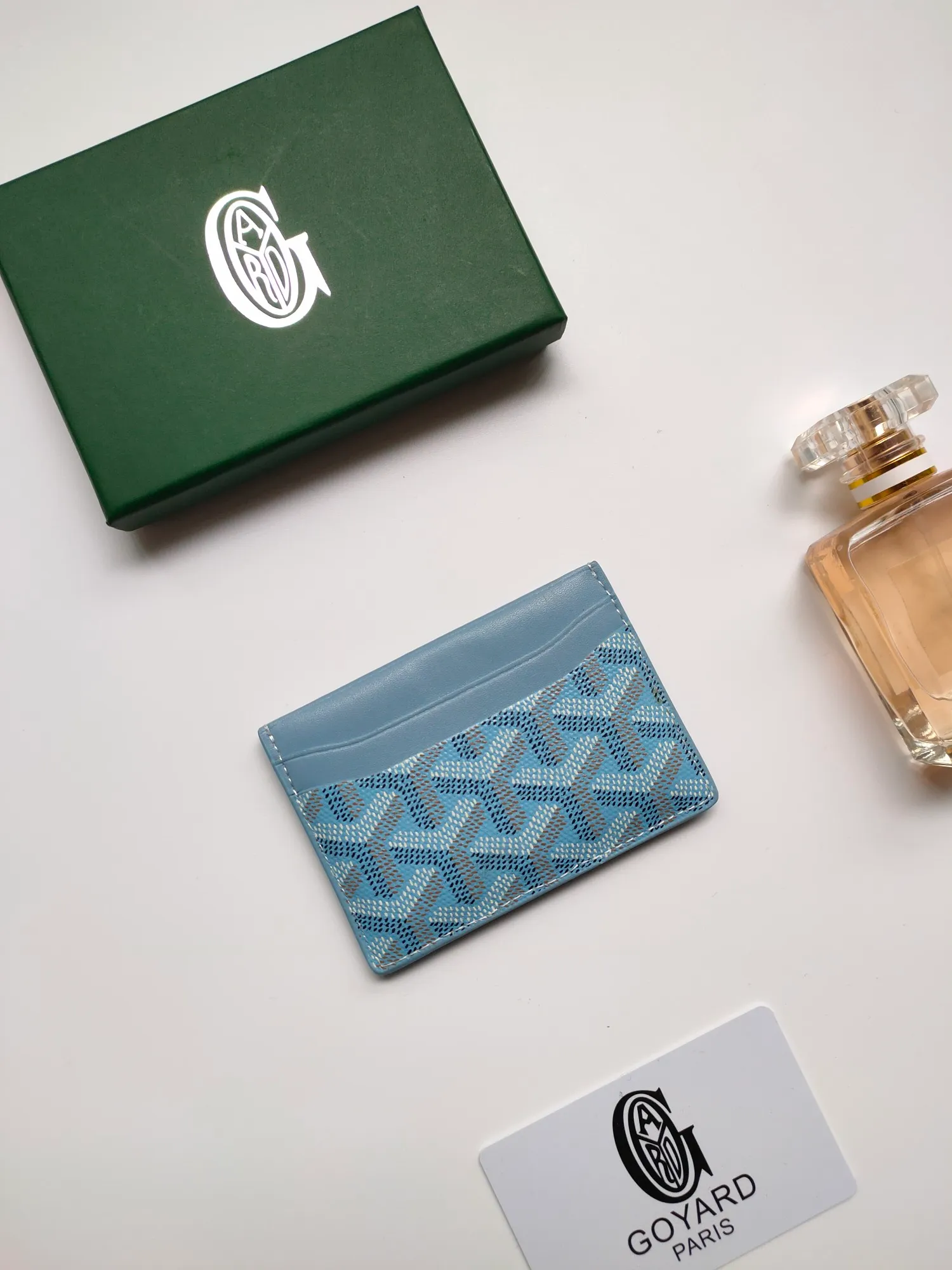 ￥90💰GOYARD Goya Classic👍🏻Saint-Sulpice card holder has a small and compact design, and its central pocket can store cards, documents or folded banknotes. The compact design fits nicely in a jacket or pants pocket. Style number: 9636 Size: 7 x10.5 cm
