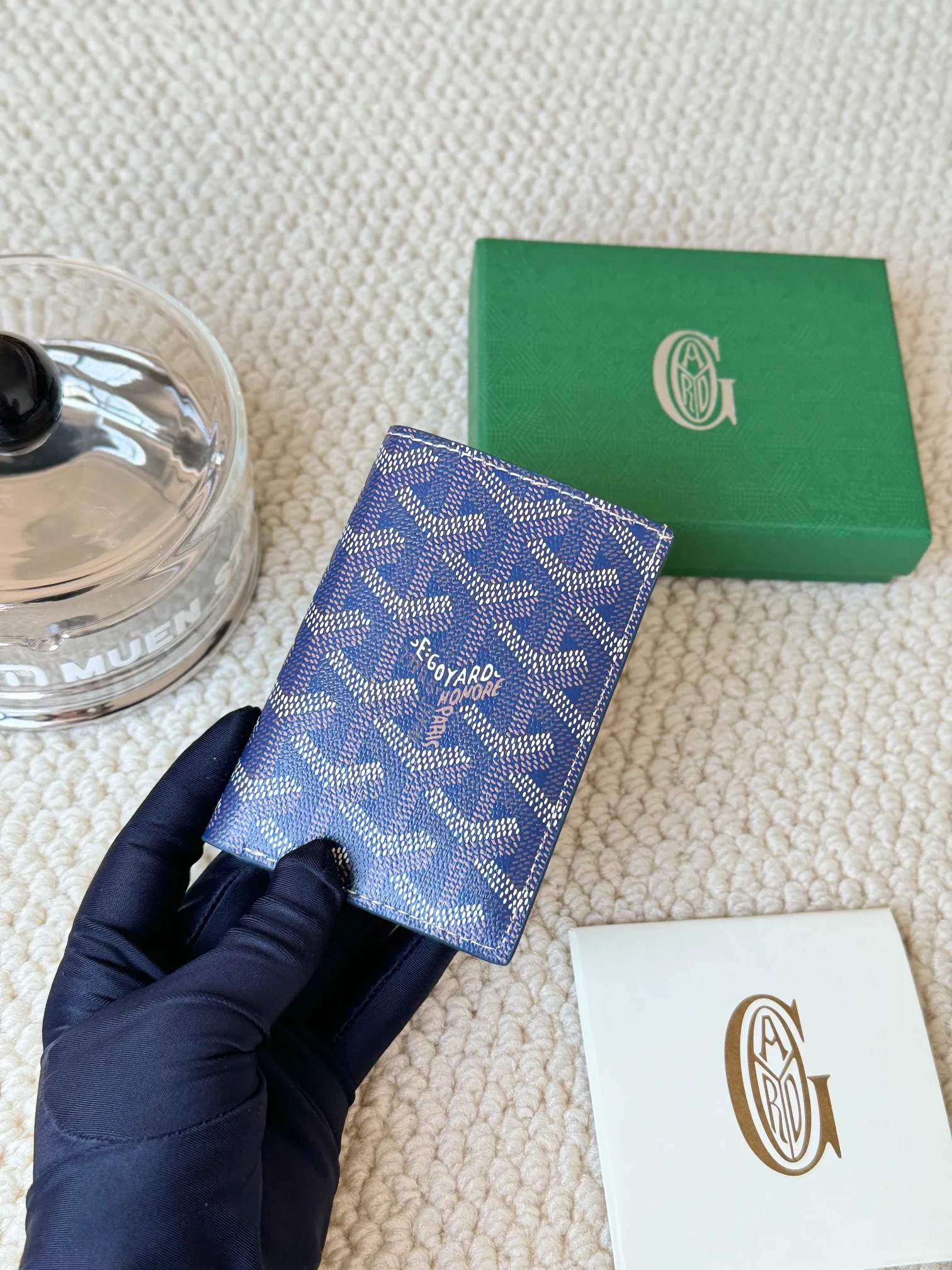 💰120 Goyard Goyardine Canvas & Vauzelles Calfskin No.: 803 Multiple colors available. Can be used as a couple model. It’s yyds to give as a gift for your own use! 6 card slots + two compartments, suitable for traveling. Small and portable, good-looking. Material: goyarine canvas and Vauzelles calfskin. Size: length 8*height 11