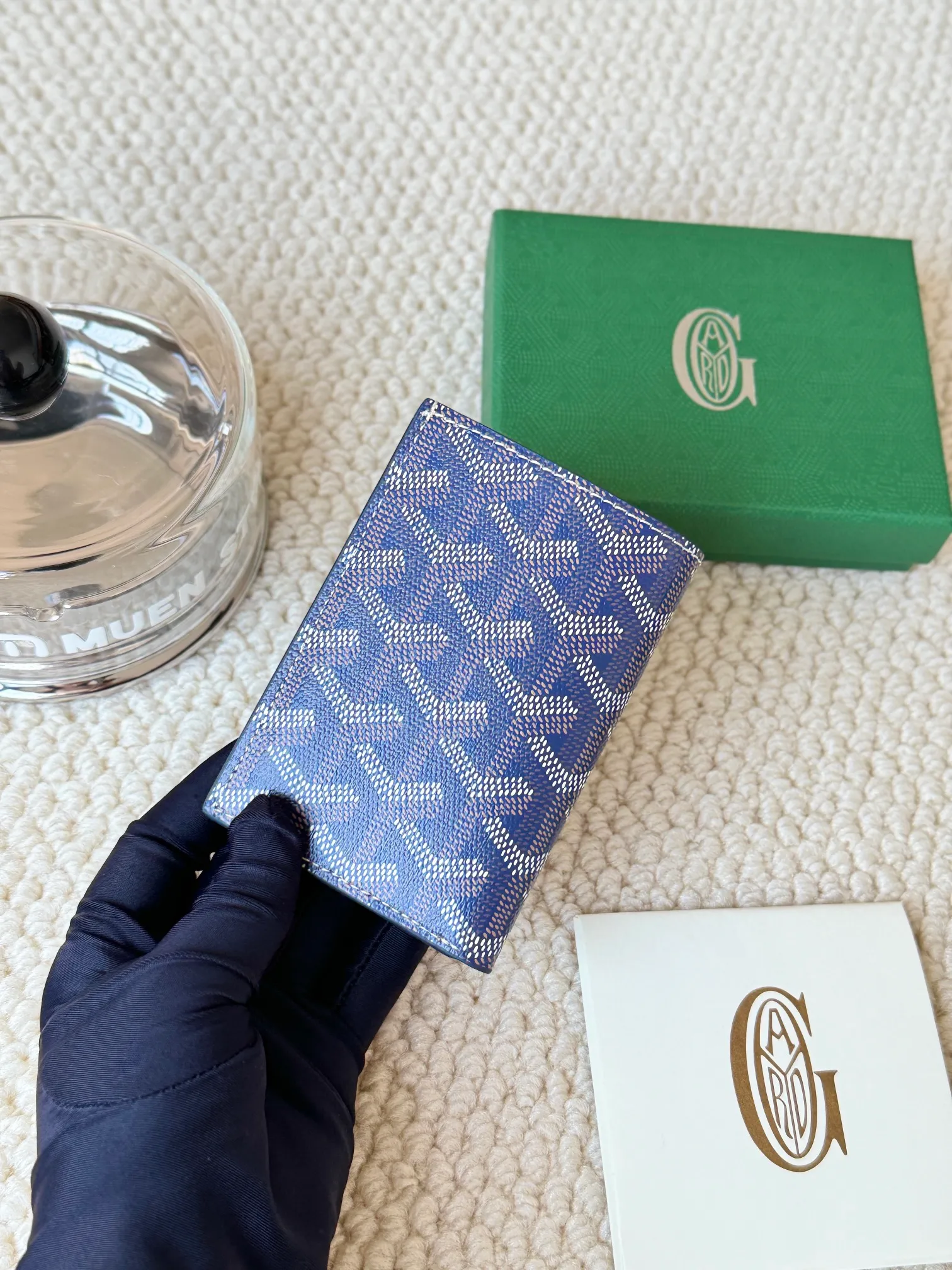💰120 Goyard Goyardine Canvas & Vauzelles Calfskin No.: 803 Multiple colors available. Can be used as a couple model. It’s yyds to give as a gift for your own use! 6 card slots + two compartments, suitable for traveling. Small and portable, good-looking. Material: goyarine canvas and Vauzelles calfskin. Size: length 8*height 11