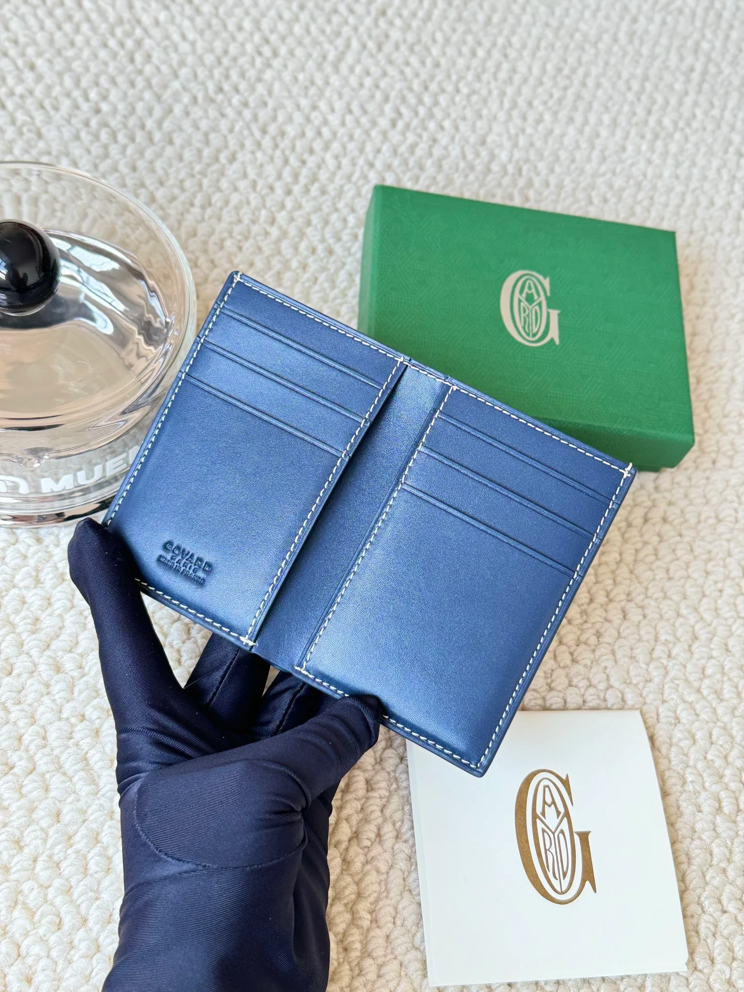💰120 Goyard Goyardine Canvas & Vauzelles Calfskin No.: 803 Multiple colors available. Can be used as a couple model. It’s yyds to give as a gift for your own use! 6 card slots + two compartments, suitable for traveling. Small and portable, good-looking. Material: goyarine canvas and Vauzelles calfskin. Size: length 8*height 11