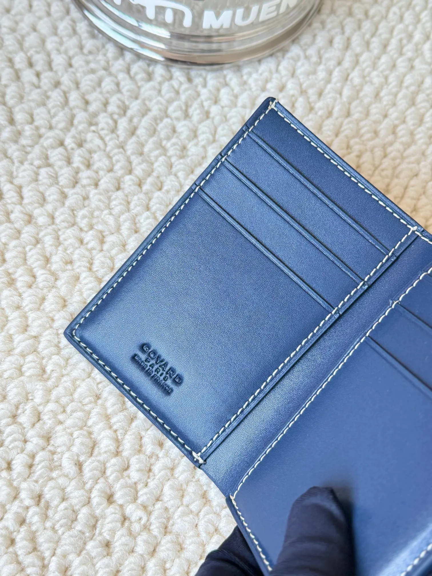 💰120 Goyard Goyardine Canvas & Vauzelles Calfskin No.: 803 Multiple colors available. Can be used as a couple model. It’s yyds to give as a gift for your own use! 6 card slots + two compartments, suitable for traveling. Small and portable, good-looking. Material: goyarine canvas and Vauzelles calfskin. Size: length 8*height 11