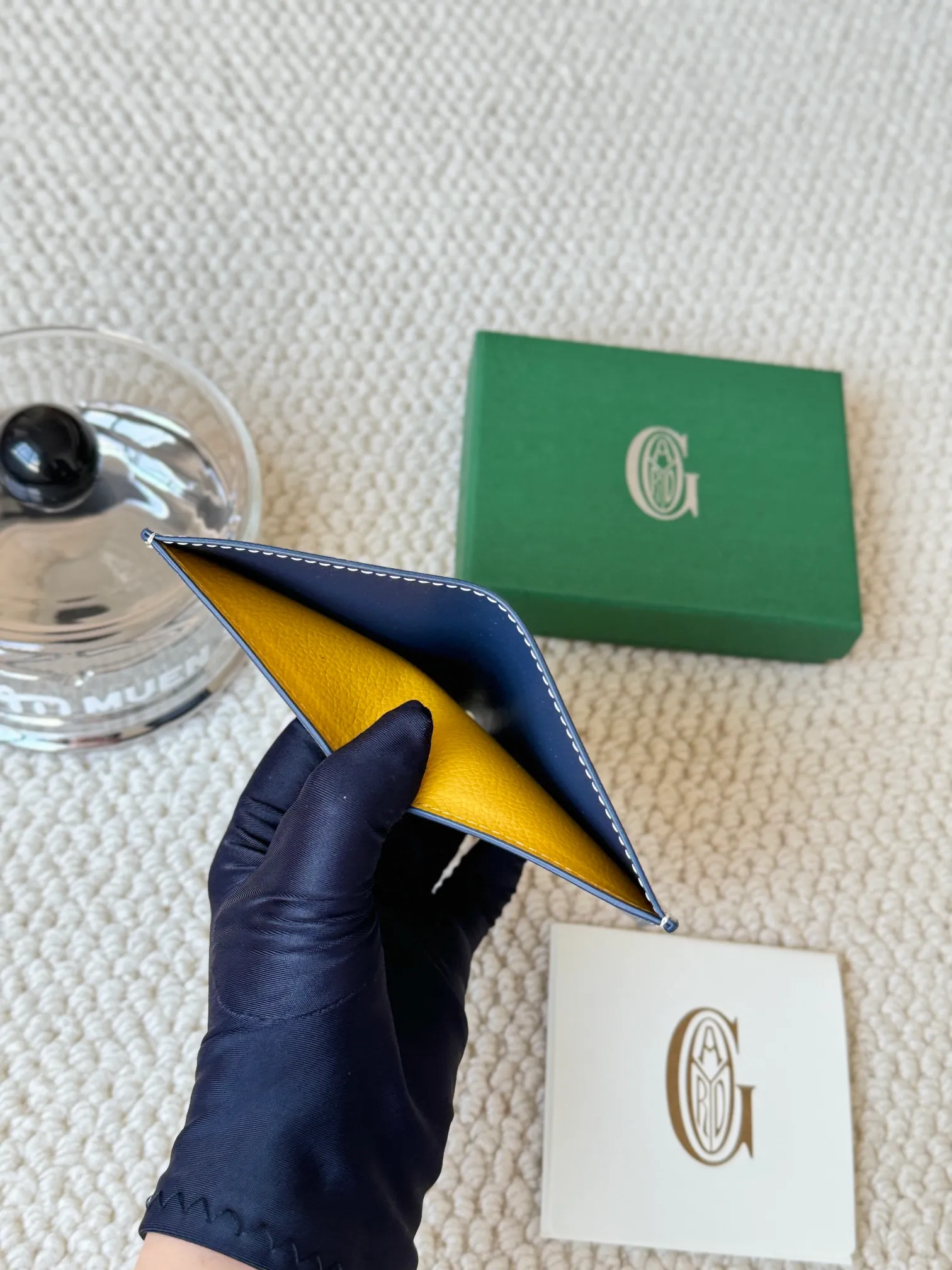 💰120 Goyard Goyardine Canvas & Vauzelles Calfskin No.: 803 Multiple colors available. Can be used as a couple model. It’s yyds to give as a gift for your own use! 6 card slots + two compartments, suitable for traveling. Small and portable, good-looking. Material: goyarine canvas and Vauzelles calfskin. Size: length 8*height 11