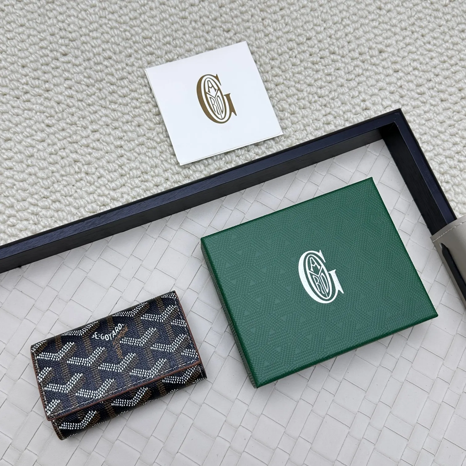 💰120 GOYARD Goya Classic👍🏻The design of the Saint-Sulpice 3-fold key bag is small and compact. Its compact design is just suitable for putting in a jacket or pants pocket. It is equipped with 6 locks that can fasten 6 keys. Style number: 807 Size: 10.5*7*2