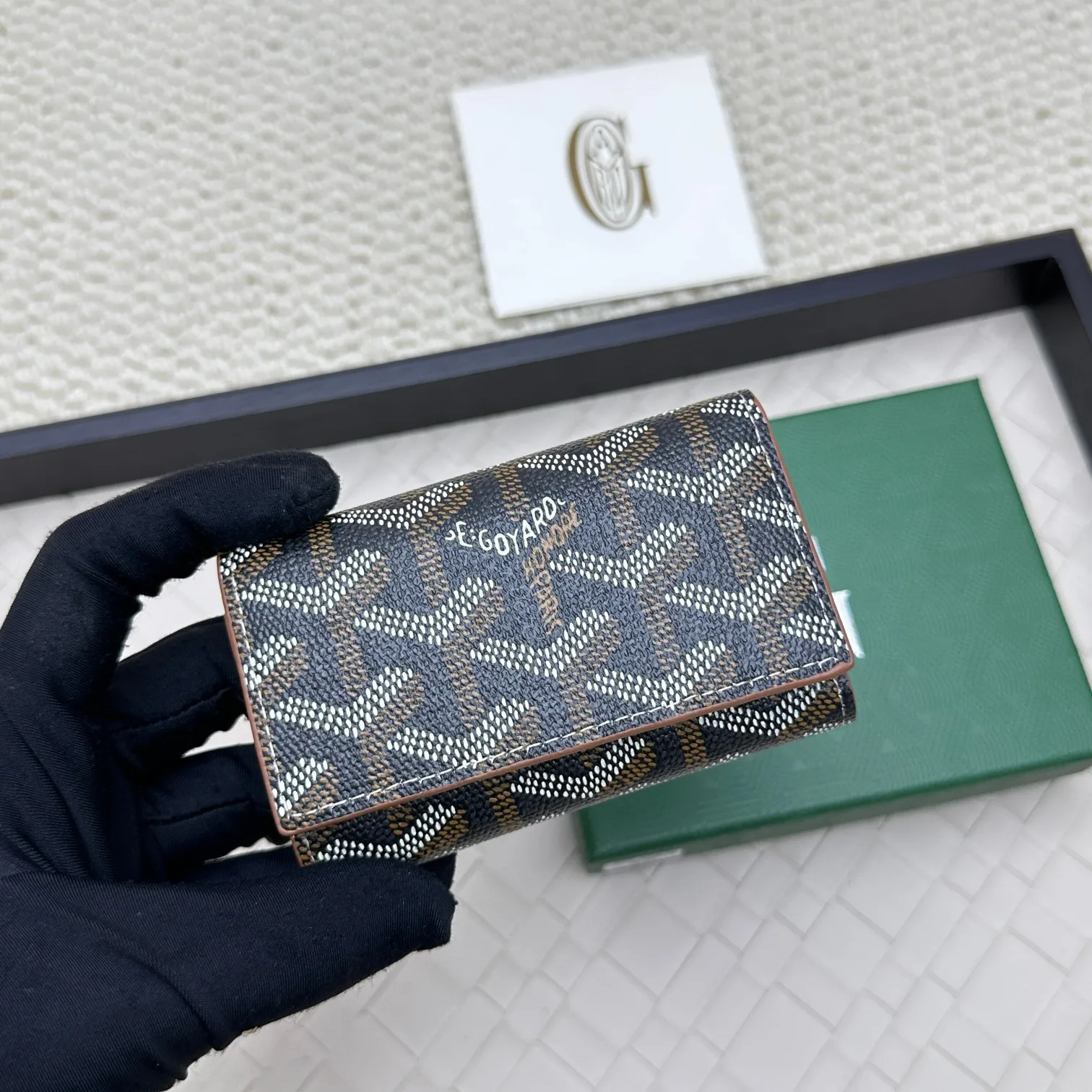 💰120 GOYARD Goya Classic👍🏻The design of the Saint-Sulpice 3-fold key bag is small and compact. Its compact design is just suitable for putting in a jacket or pants pocket. It is equipped with 6 locks that can fasten 6 keys. Style number: 807 Size: 10.5*7*2