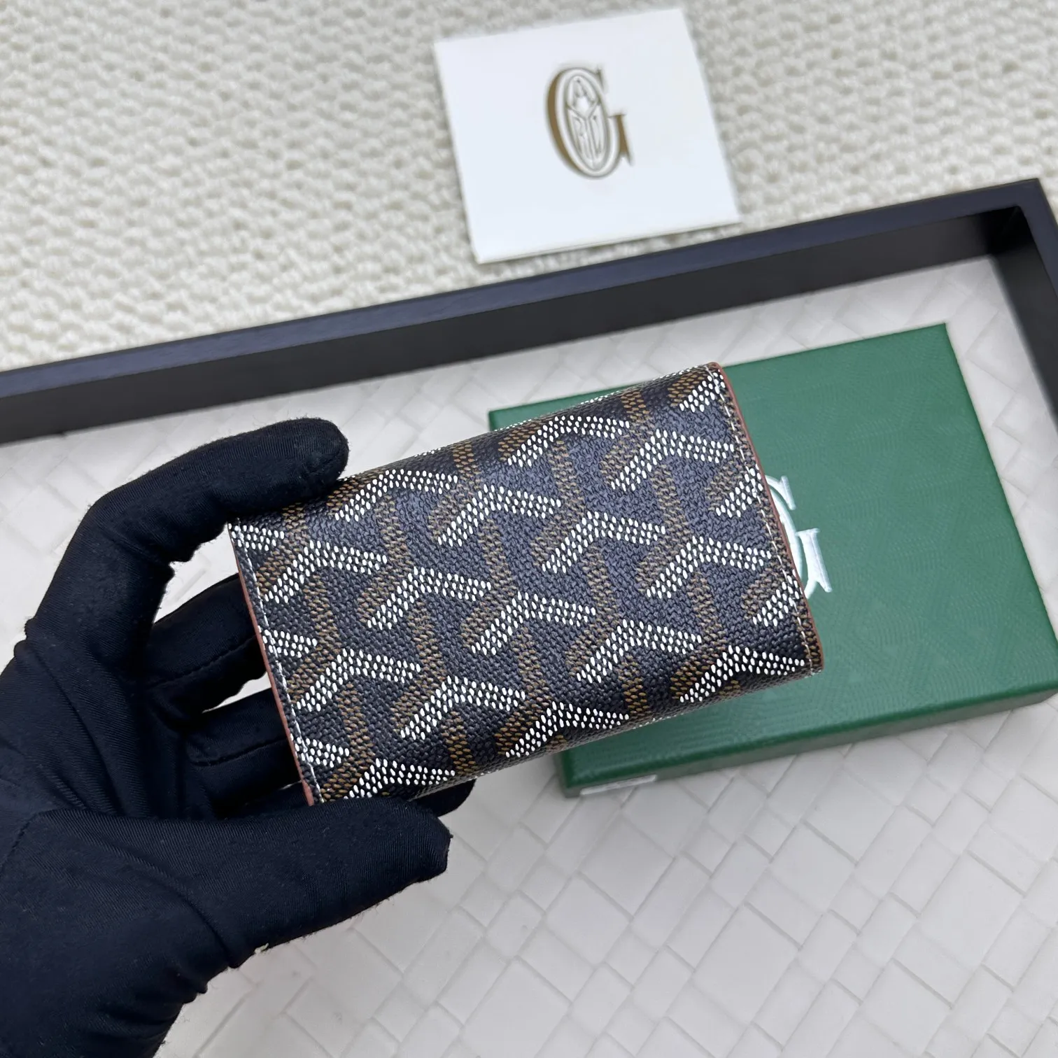 💰120 GOYARD Goya Classic👍🏻The design of the Saint-Sulpice 3-fold key bag is small and compact. Its compact design is just suitable for putting in a jacket or pants pocket. It is equipped with 6 locks that can fasten 6 keys. Style number: 807 Size: 10.5*7*2