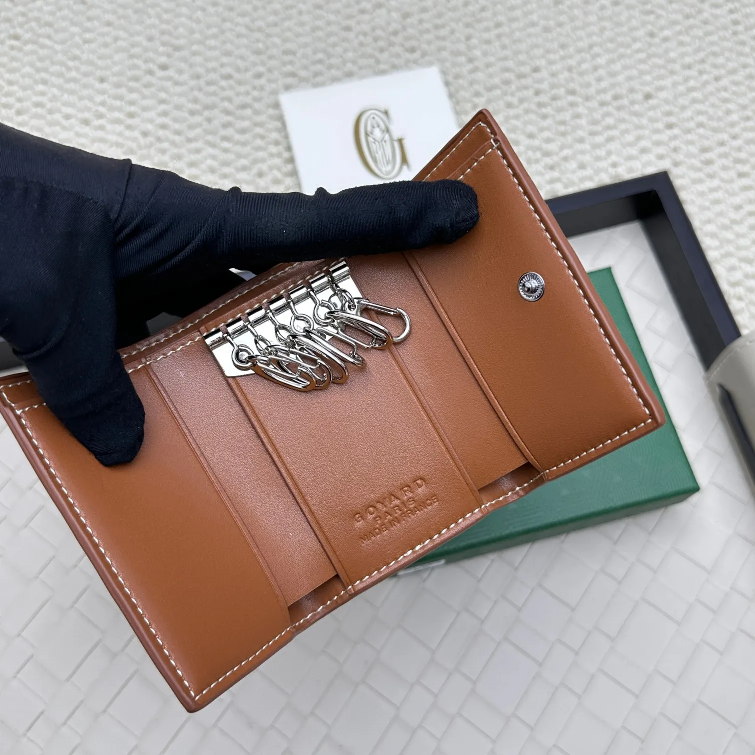 💰120 GOYARD Goya Classic👍🏻The design of the Saint-Sulpice 3-fold key bag is small and compact. Its compact design is just suitable for putting in a jacket or pants pocket. It is equipped with 6 locks that can fasten 6 keys. Style number: 807 Size: 10.5*7*2
