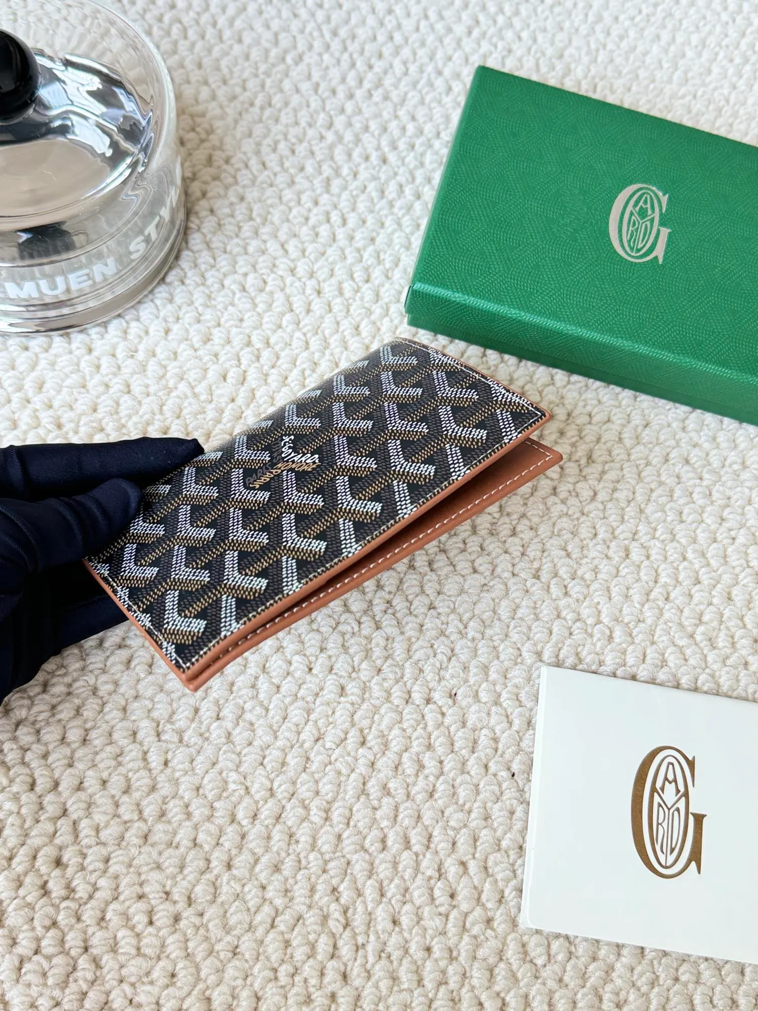 💰120 Goyard Passport Holder Goyardine Canvas & Vauzelles Calfskin No.: 804 Eleven colors. The country is open. The first choice for overseas travel. Multiple colors available. Can be used as a couple. It’s yyds to give as a gift for your own use! A super convenient passport holder with four card slots + two compartments for traveling. Small and portable, good-looking. Material: goyarine canvas and Vauzelles calfskin. Size: 14✖️10✖️1.5cm
