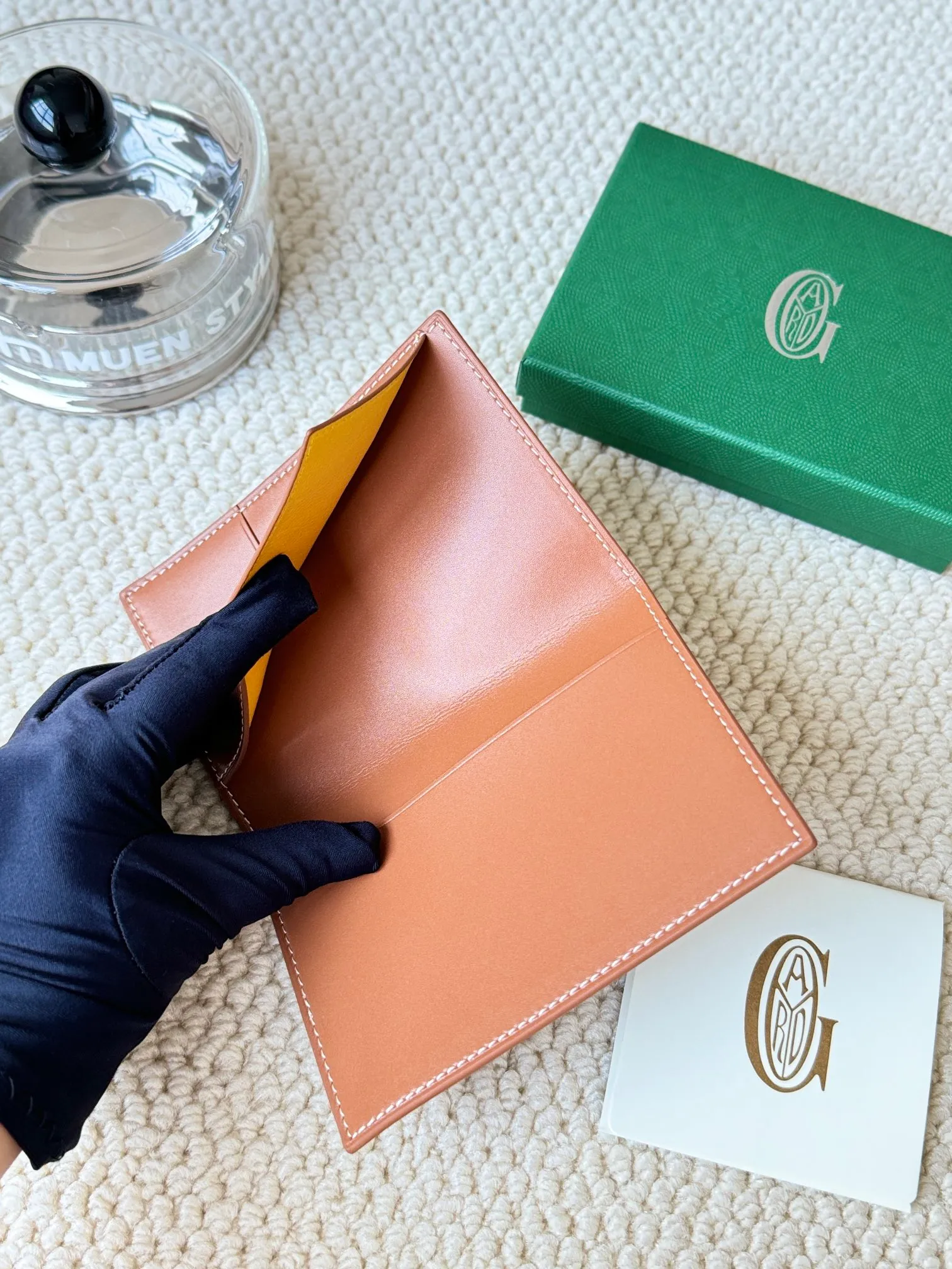 💰120 Goyard Passport Holder Goyardine Canvas & Vauzelles Calfskin No.: 804 Eleven colors. The country is open. The first choice for overseas travel. Multiple colors available. Can be used as a couple. It’s yyds to give as a gift for your own use! A super convenient passport holder with four card slots + two compartments for traveling. Small and portable, good-looking. Material: goyarine canvas and Vauzelles calfskin. Size: 14✖️10✖️1.5cm