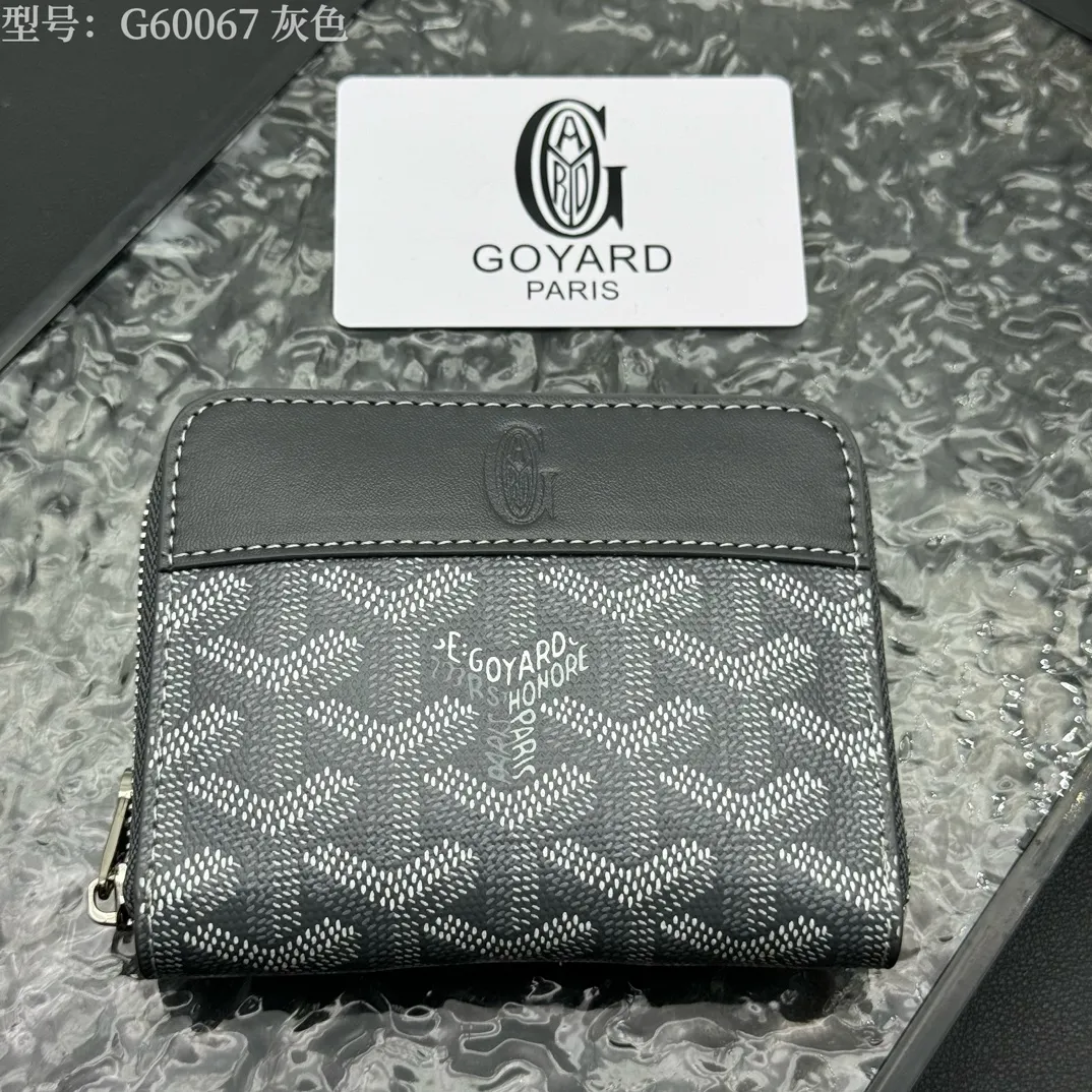 💰110 💎Top original 𝐠𝐨𝐲𝐚𝐫𝐝 Hot style 💕 Goya wallet short Matignon Mini coin purse with full zipper closure design. Its central compartment holds coins, while its interior patch pocket holds cards or small IDs. Style number: G60067 Size: 10.4*7.5*1.8cm