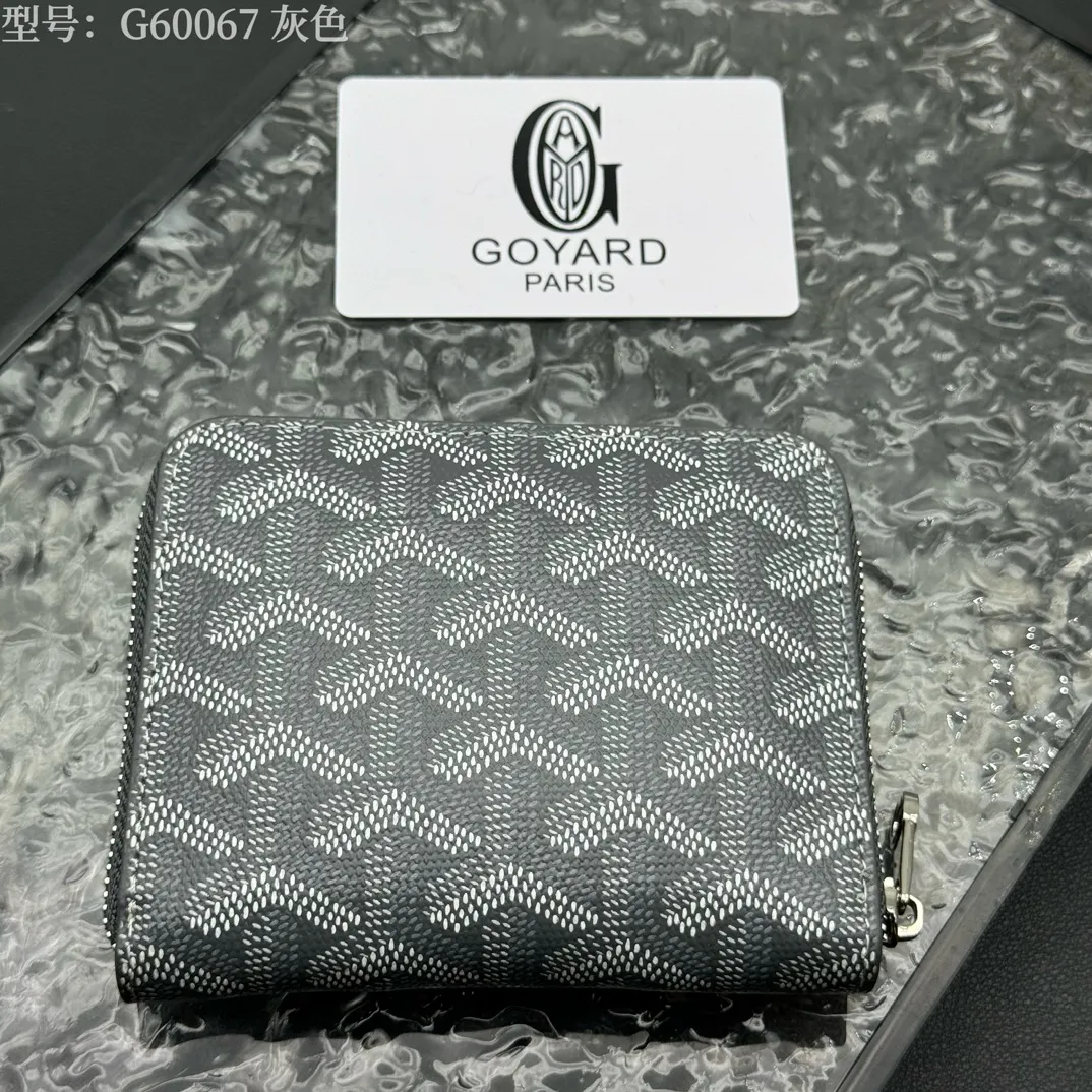 💰110 💎Top original 𝐠𝐨𝐲𝐚𝐫𝐝 Hot style 💕 Goya wallet short Matignon Mini coin purse with full zipper closure design. Its central compartment holds coins, while its interior patch pocket holds cards or small IDs. Style number: G60067 Size: 10.4*7.5*1.8cm