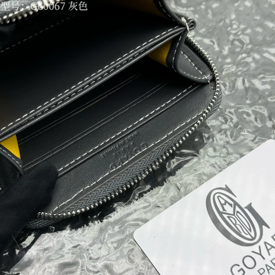 💰110 💎Top original 𝐠𝐨𝐲𝐚𝐫𝐝 Hot style 💕 Goya wallet short Matignon Mini coin purse with full zipper closure design. Its central compartment holds coins, while its interior patch pocket holds cards or small IDs. Style number: G60067 Size: 10.4*7.5*1.8cm